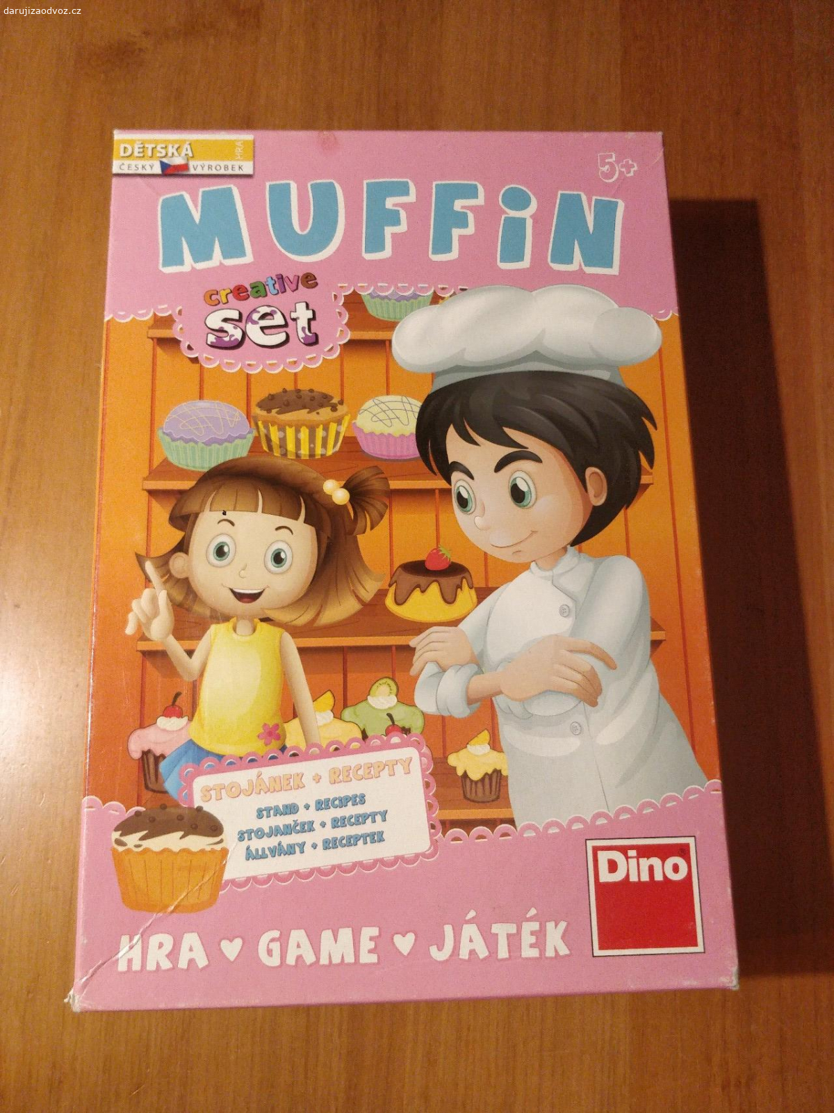 Dětská hra Muffin (pro děti 5+). Hra vhodná pro nejmenší děti, které se seznamují s deskovými hrami. Hráči hází kostkou, postupují po plánu a sbírají suroviny na výrobu muffinů.