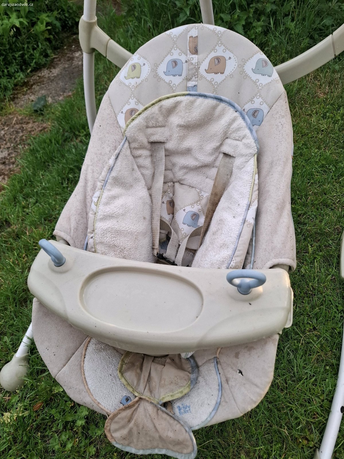Dětská kolebka, židle pro nejmenší. daruji dětskou kolébku/židličku, při napojení na zdroj přímo (bez baterek) kolebka i plně fungovala (třeba si někdo šikovný poradí a opraví)u nás pouze bez nutnosti zapínání,  možné houpat manuálně s pákou a nebo jen na sezení s nejmenším na zahrádce nebo při krmení, případné spinkání pri dlouhem dni venku, osobní odběr Spořice nebo odvážím na sběrný dvůr