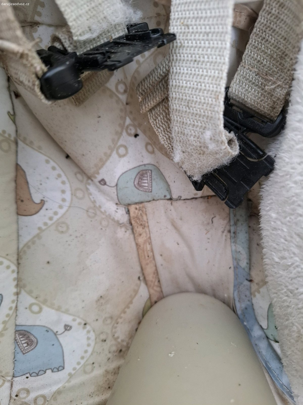 Dětská kolebka, židle pro nejmenší. daruji dětskou kolébku/židličku, při napojení na zdroj přímo (bez baterek) kolebka i plně fungovala (třeba si někdo šikovný poradí a opraví)u nás pouze bez nutnosti zapínání,  možné houpat manuálně s pákou a nebo jen na sezení s nejmenším na zahrádce nebo při krmení, případné spinkání pri dlouhem dni venku, osobní odběr Spořice nebo odvážím na sběrný dvůr