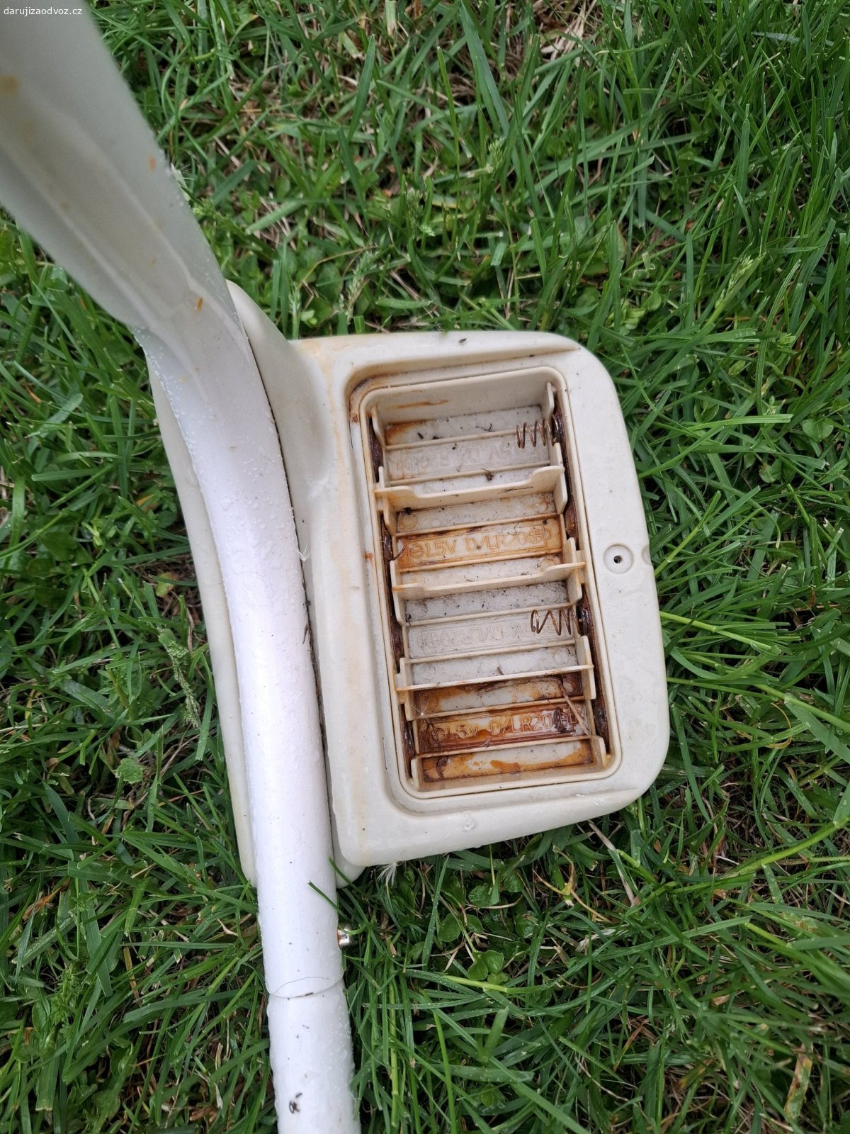 Dětská kolebka, židle pro nejmenší. daruji dětskou kolébku/židličku, při napojení na zdroj přímo (bez baterek) kolebka i plně fungovala (třeba si někdo šikovný poradí a opraví)u nás pouze bez nutnosti zapínání,  možné houpat manuálně s pákou a nebo jen na sezení s nejmenším na zahrádce nebo při krmení, případné spinkání pri dlouhem dni venku, osobní odběr Spořice nebo odvážím na sběrný dvůr