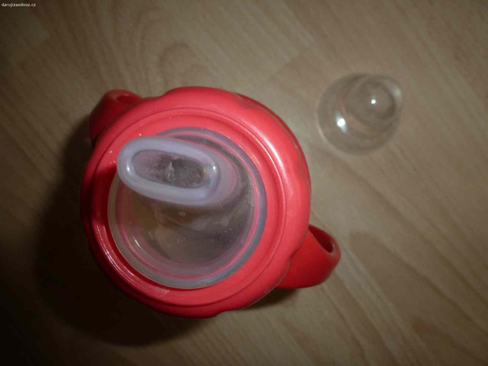 Dětská lahev na nápoje Canpol babies. Pouze dvakrát použitý tréninkový hrneček CUTE ANIMALS se silikonovým pítkem a úchyty, včetně chrániče, objem 320ml. Hrníček neobsahuje BPA.