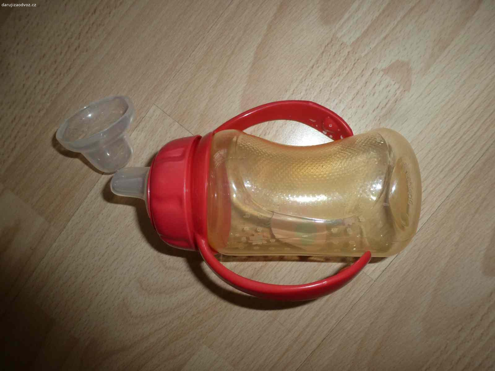 Dětská lahev na nápoje Canpol babies. Pouze dvakrát použitý tréninkový hrneček CUTE ANIMALS se silikonovým pítkem a úchyty, včetně chrániče, objem 320ml. Hrníček neobsahuje BPA.