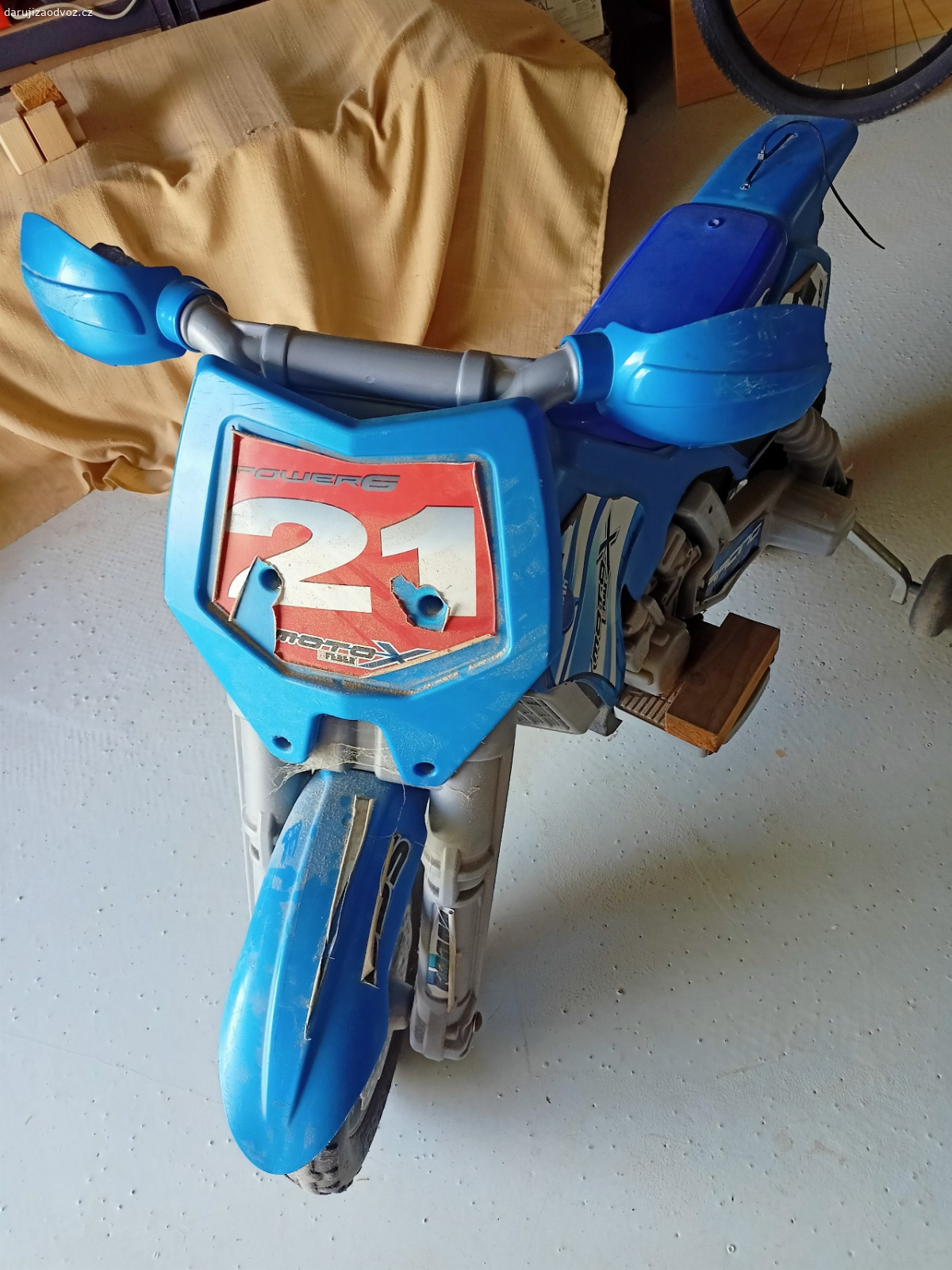 dětská motorka na baterky. nabíjecí baterie, jezdí, akorát se musí nabít (nabíječka není součástí nabídky - používá se 6V)