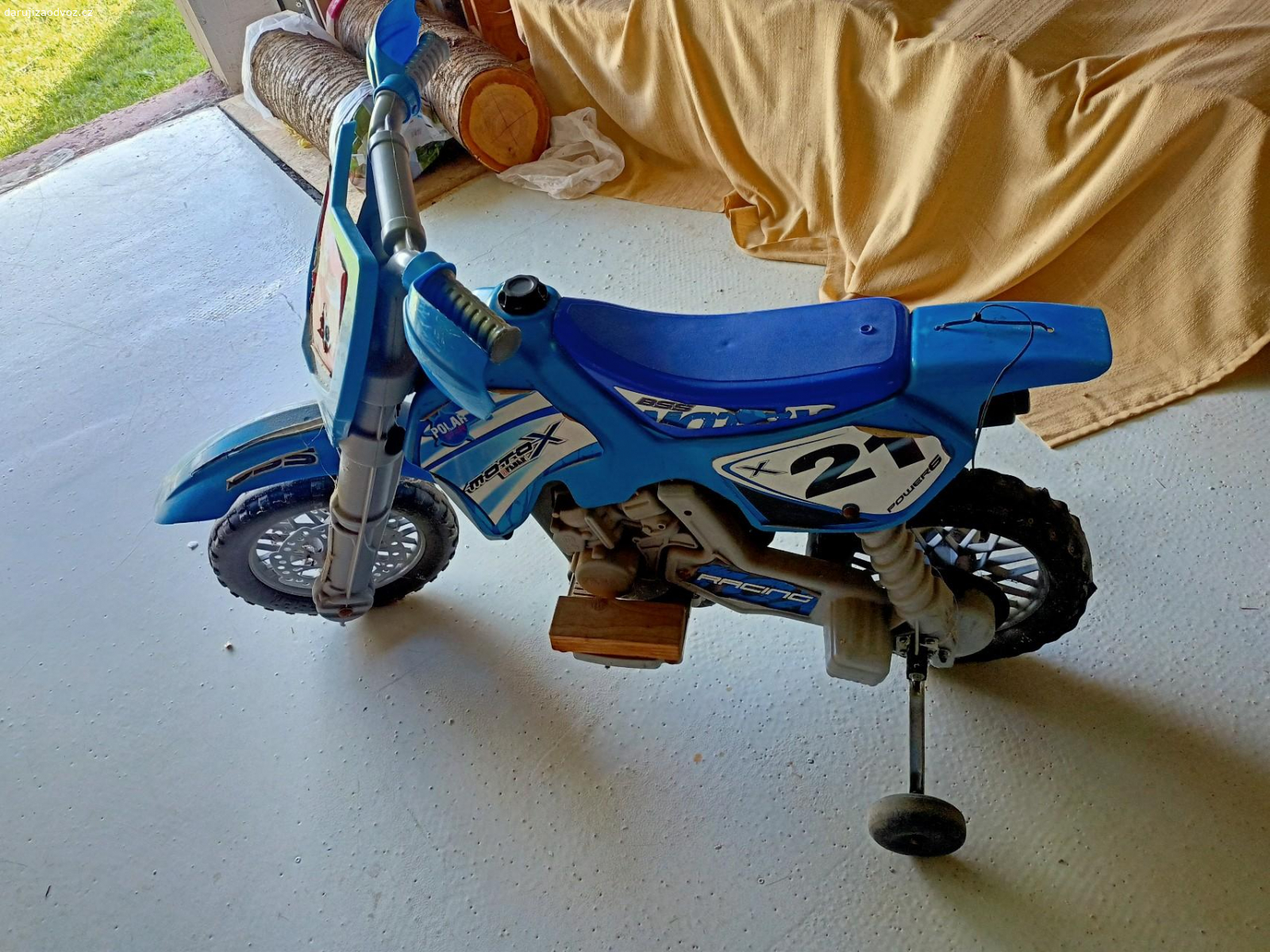 dětská motorka na baterky. nabíjecí baterie, jezdí, akorát se musí nabít (nabíječka není součástí nabídky - používá se 6V)
