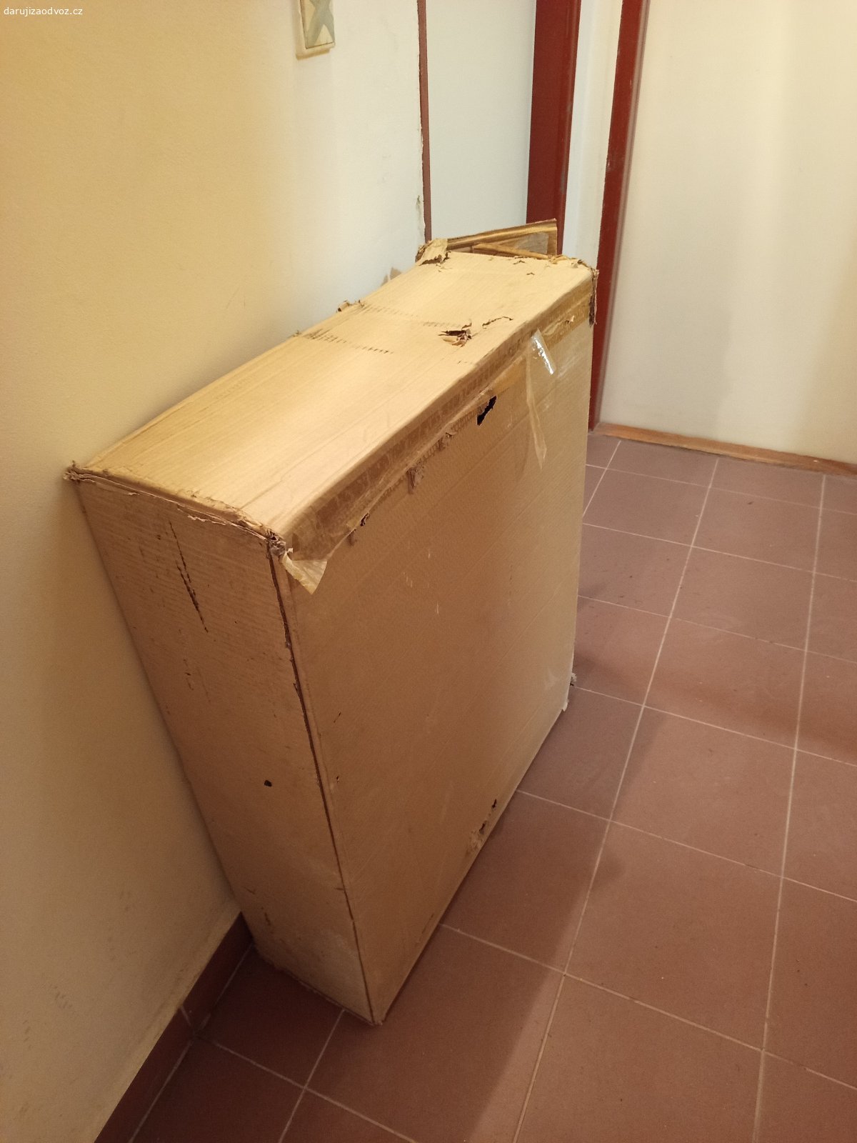 Dětská ohrádka. Plastová ohrádka, podlážka je již opotřebená, ale dá se snadno zakrýt nebo nahradit. Krabice je velká a celkem těžká.