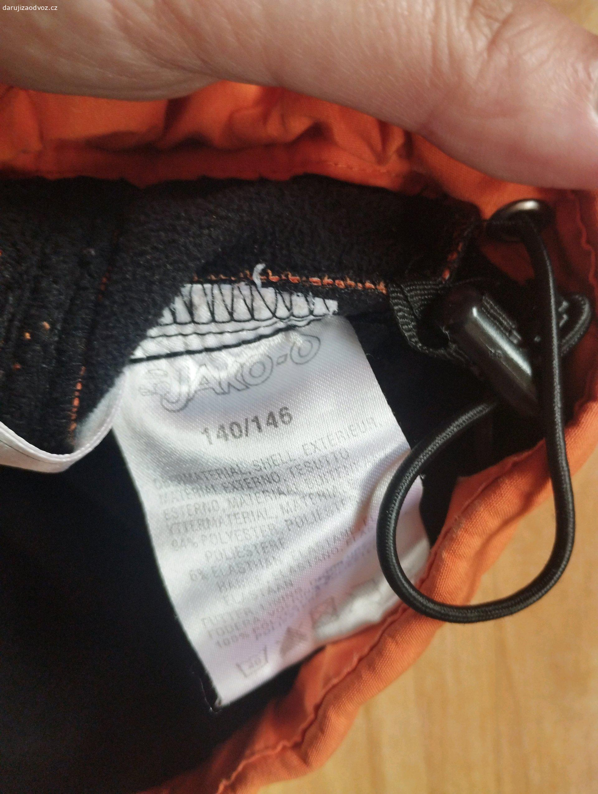 Dětská oranžová bunda.. Daruji sportovní bundu ve velikosti 140. Odběr Kladno nebo Řeporyje.
