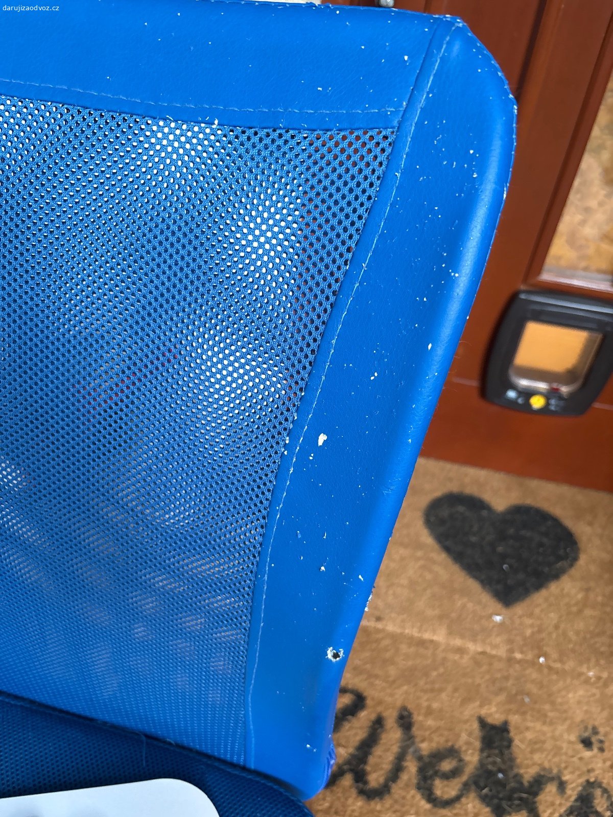 Dětská otočná zidle. Modrá, funkční, nese známky opotřebení 

K tomu nástěnné hodiny IKEA - nutno dodat baterie