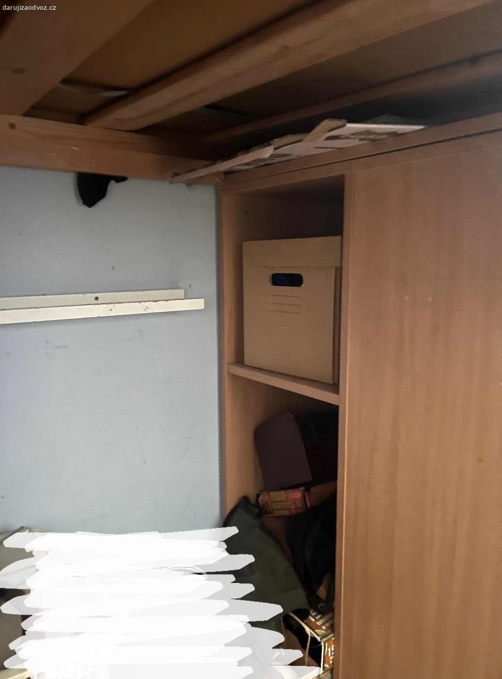 Dětská palanda (dvě postele). Daruji dětskou palandu.
- Schody se dají otevřít a mají úložný prostor (jeden schod odřený ale ničemu nevadí)
- používaná, oděrky od samolepek, známky používání jsou ale ve funkci ničemu nevadí 
- na fotce není vyfocena druhá postel ale též k palandě patří a má dva velké šuplíky  jako úložný prostor, postel je volně vložena po palandou jakoby vybočena do prostoru 
- také je vedle schodů připojena skříňka a police od palandy. 
- BEZ MATRACE 
- BUDE V ROZLOŽENÉM STAVU, jen schody budou v celku 
- NÁVOD NENI K DISPOZICI ( ale pujde to nejak i bez toho)