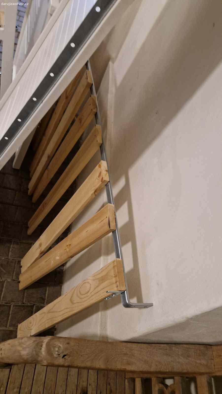 Dětská postel Ikea 160x70 cm včetně matrace. Zachovalá postýlka s jednoduchou matrací, s roštem, model SULTAN LADE včetně boční zábrany proti spadnutí. Zachovalá, běžné známky opotřebení. Praha 1 Satré Měso Na Františku - dá se parkovat před domem.