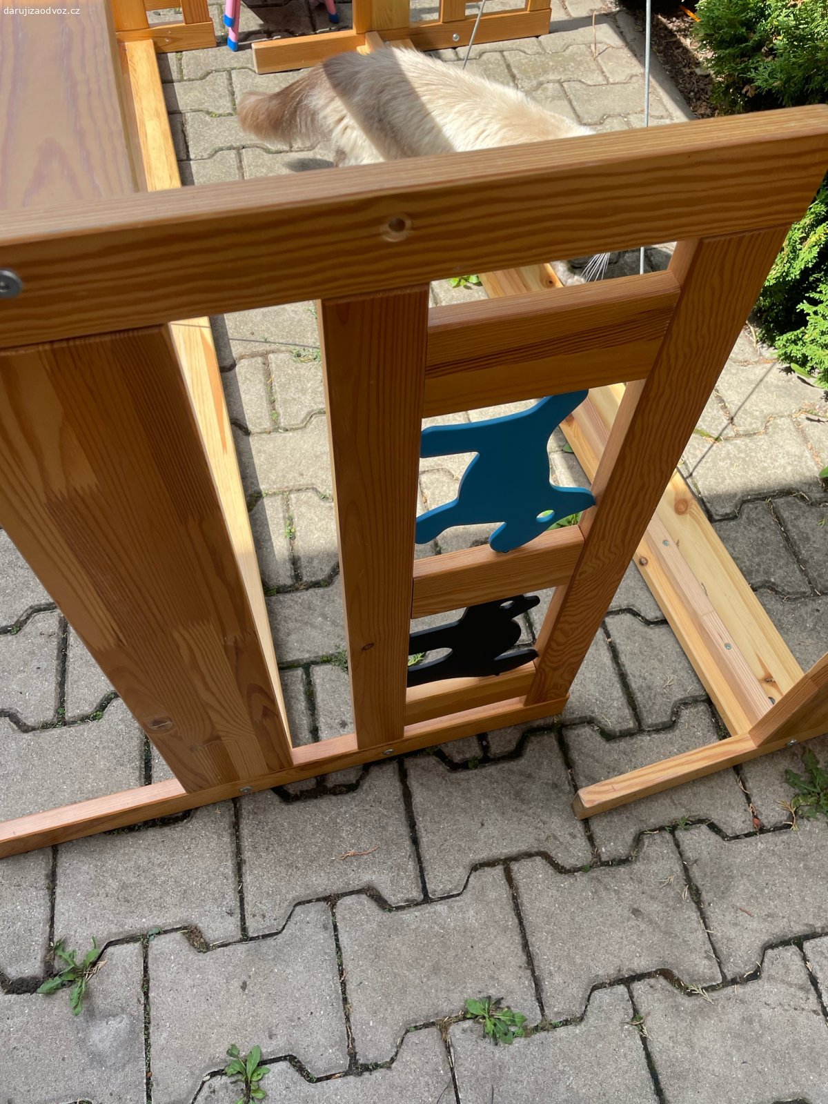 Dětská postel Ikea 70 x 60. Nabizim postel Ikea - vcetne rostu. 2ks - mozno jednotlive. Postele maji kosmeticke vady odpovidajici pouzivani detmi, ale technicky v poradku. Nemam jiz bocni zabrany.