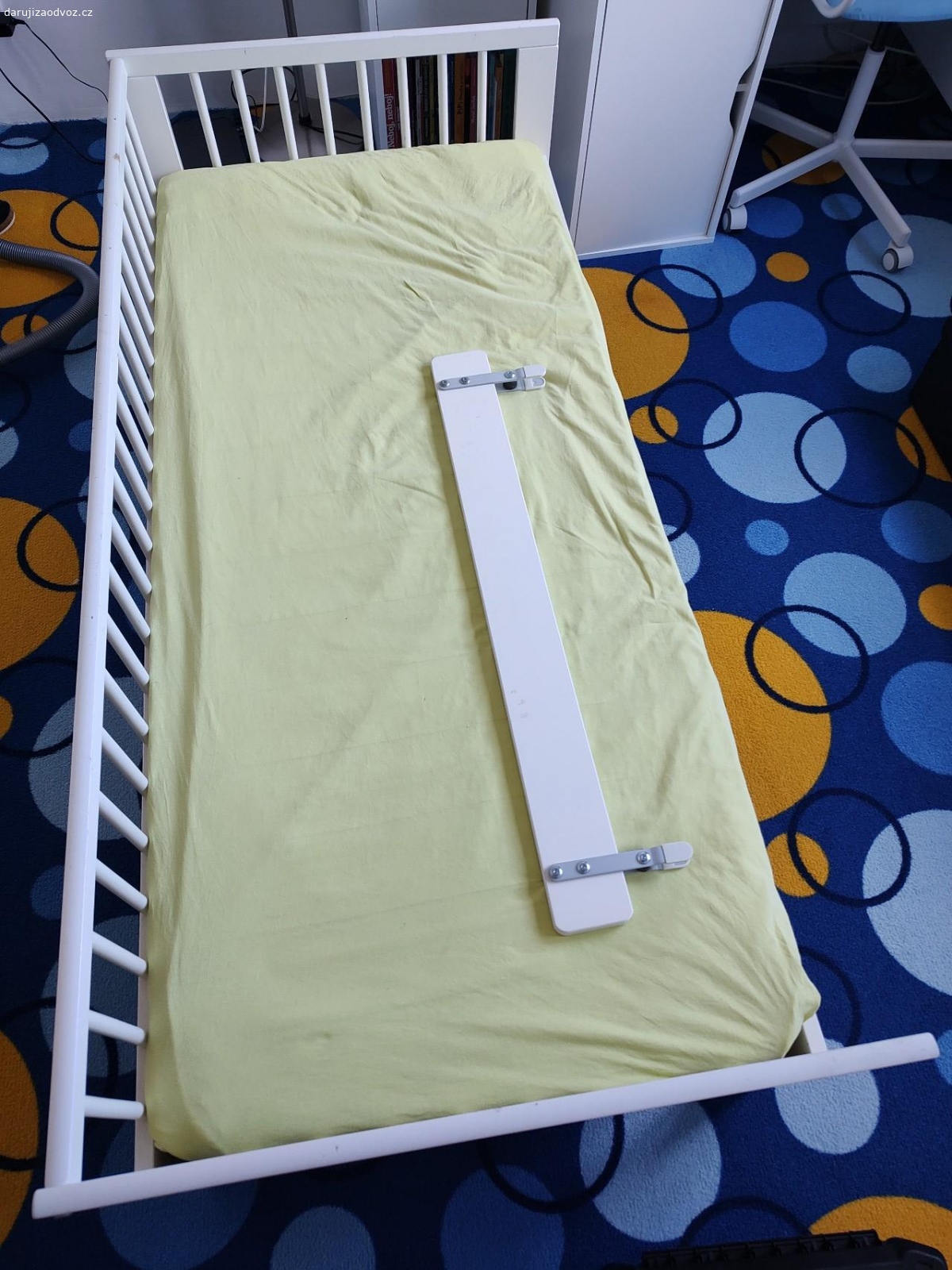 Dětská postel IKEA. Dětská postel IKEA z roku 2015. Stav odpovídá stáří. Včetně matrace. Ve složeném stavu.