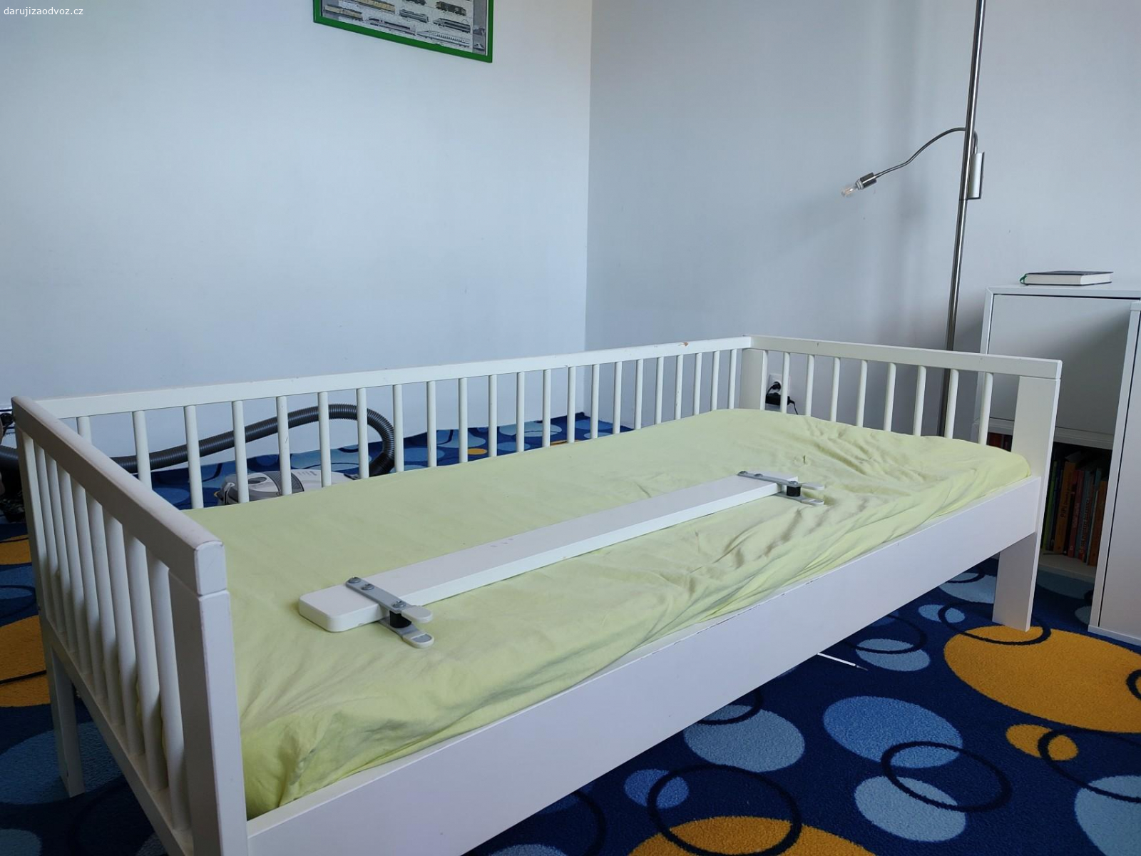 Dětská postel IKEA. Dětská postel IKEA z roku 2015. Stav odpovídá stáří. Včetně matrace. Ve složeném stavu.