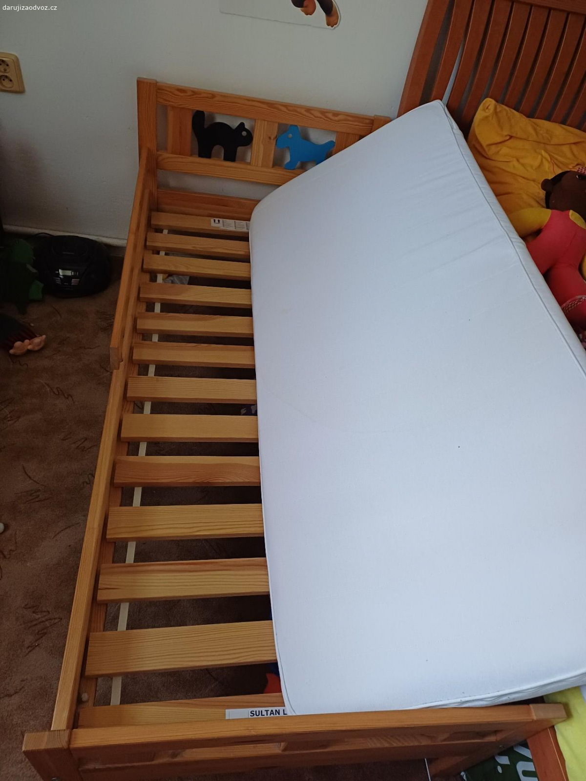 Dětská postel. Darují dětskou postel s roštem a matrací rozměr je 150×70