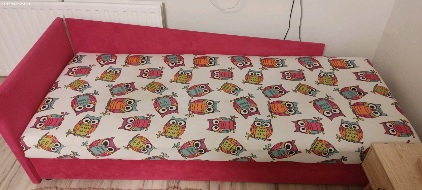 Dětská postel. Válenda je funkčně v dobrém stavu s úložným prostorem. Kromě kosmetických vad,pár fleků od fix a slizu na hraní. Daruji ohledně předělání pokoje do kterého tam nezapadá.