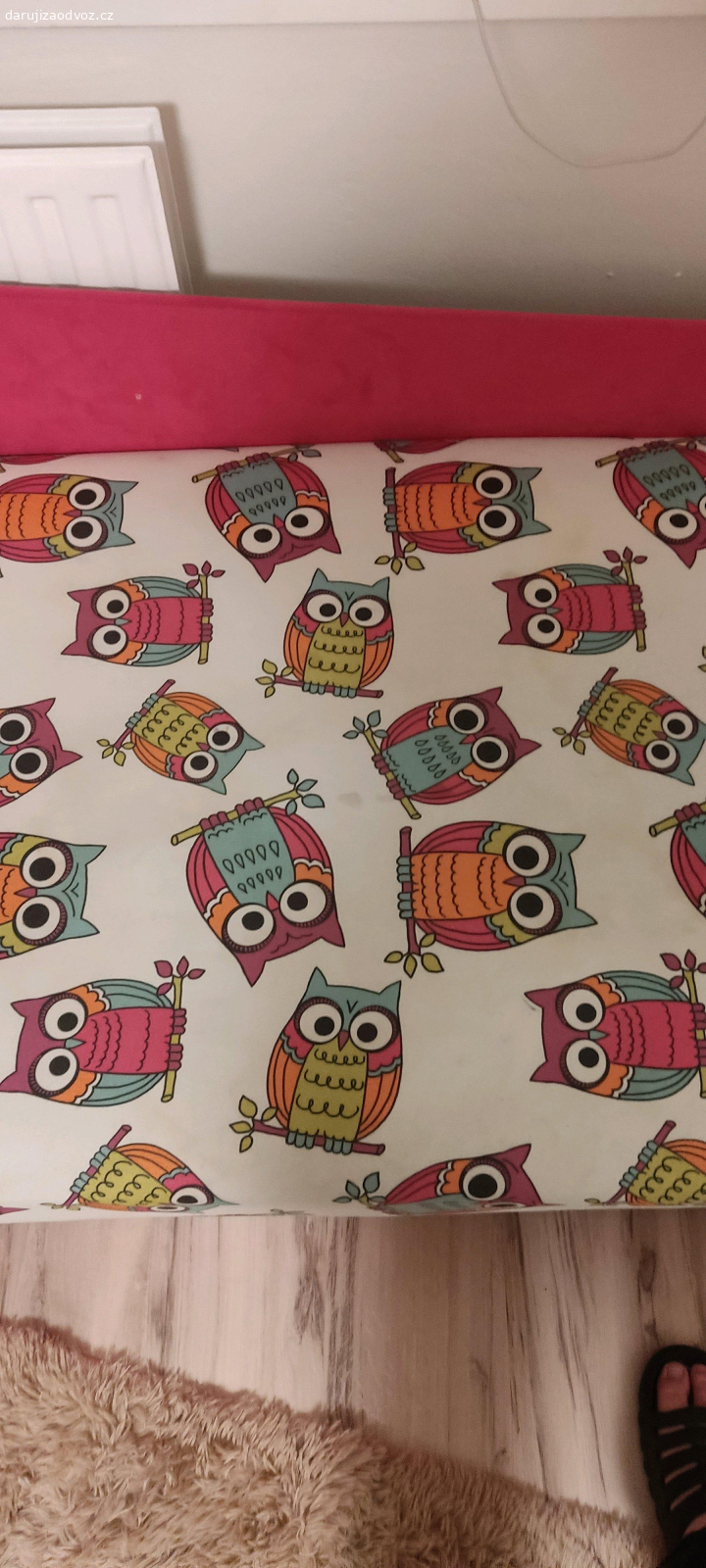 Dětská postel. Válenda je funkčně v dobrém stavu s úložným prostorem. Kromě kosmetických vad,pár fleků od fix a slizu na hraní. Daruji ohledně předělání pokoje do kterého tam nezapadá.