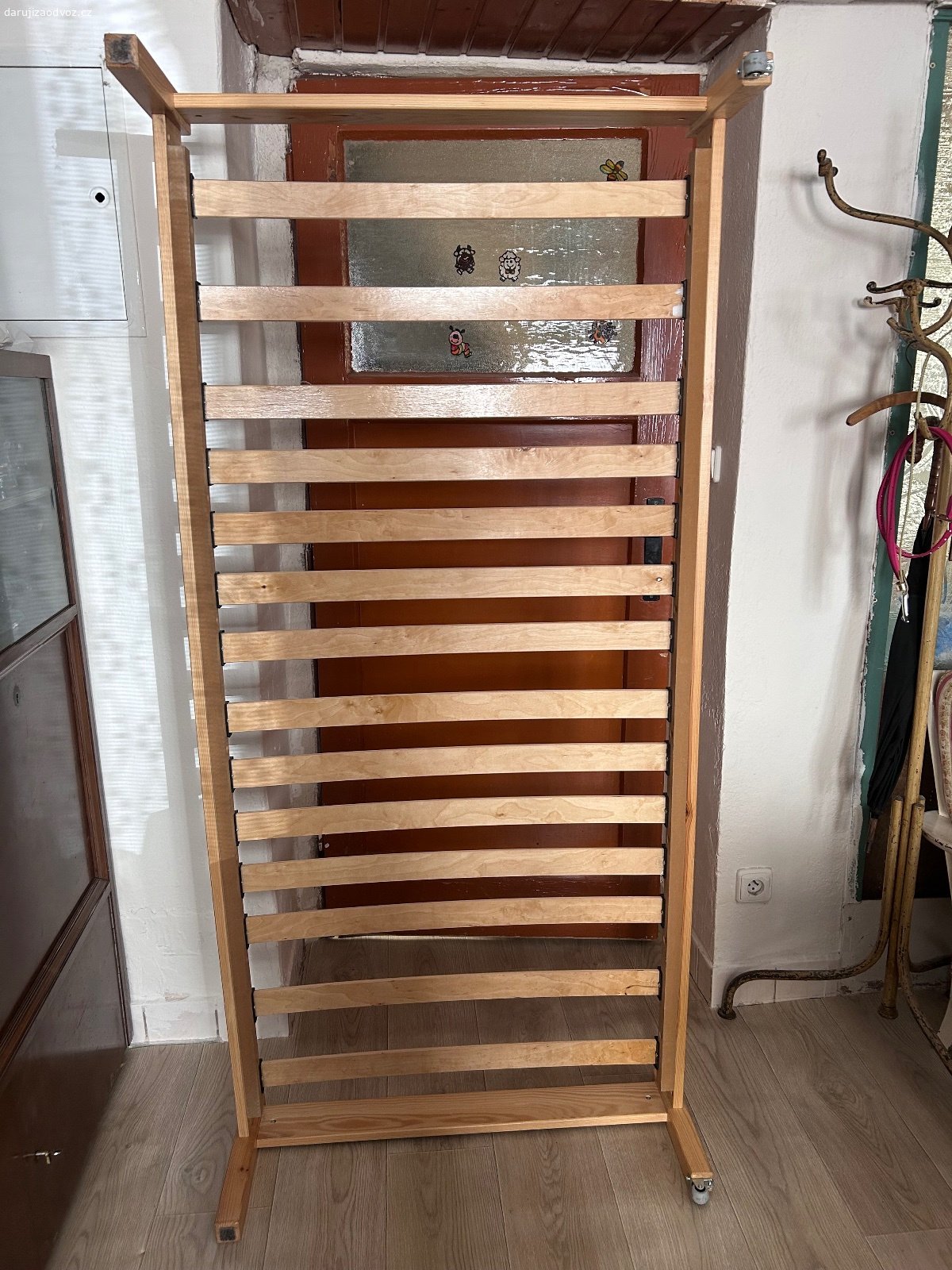 Dětská postel. Rozměr 180x85x30
Rám postele v pořádku bez poškození.
Přidám dvě matrace, nutné vyprat potahy.
Zdarma za odvoz