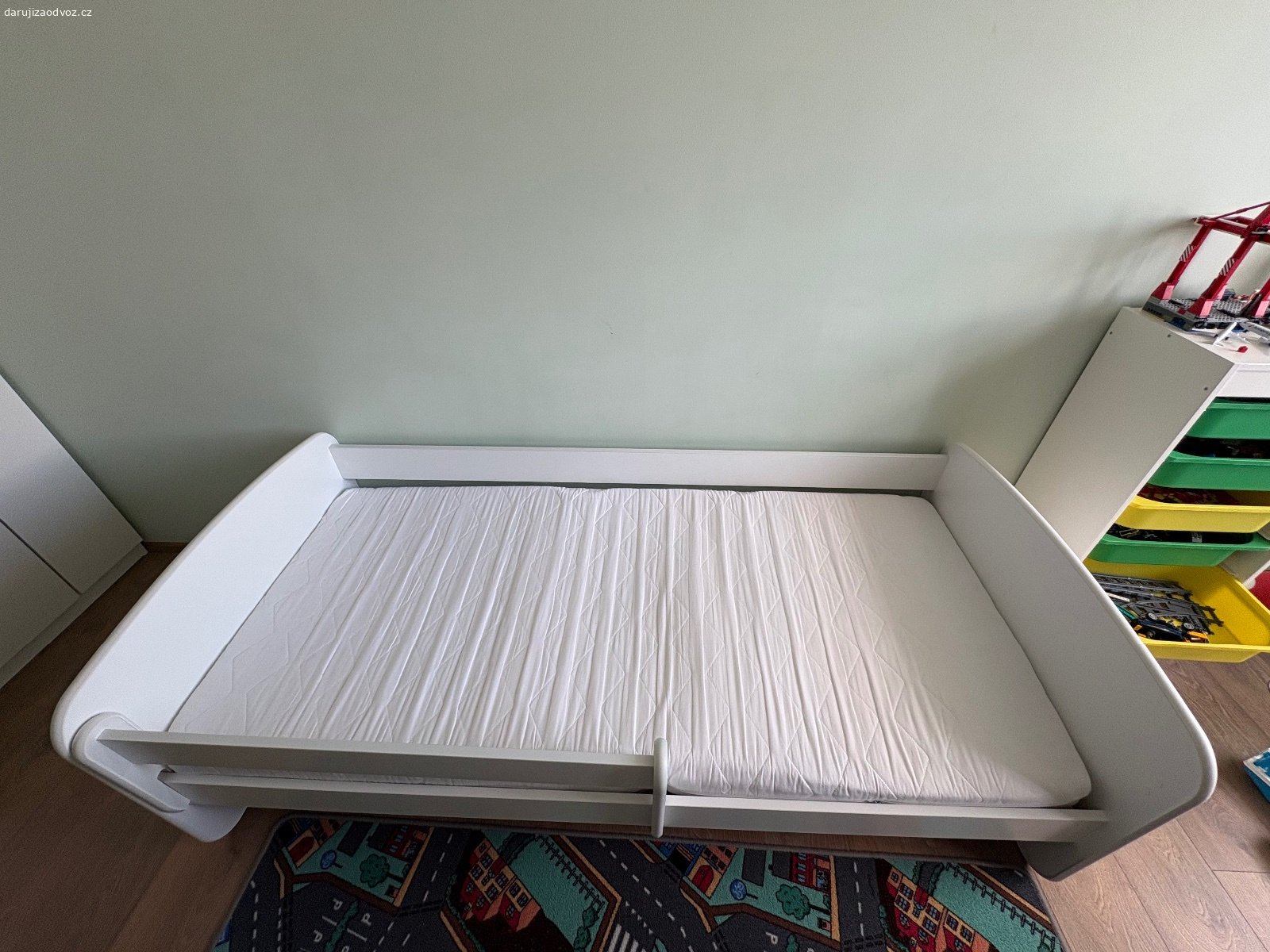 Dětská postel. Darují dětskou postel o rozměru 80 × 180 cm.
Postel má odnímatelnou zábranu. 
K posteli  přidám matraci a roštu. 
Postel je v rozloženém stavu.

Osobní odběr: Praha 4  Spořilov.