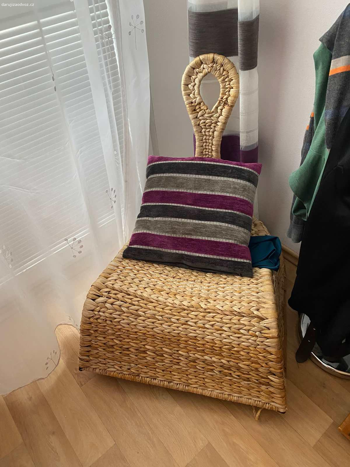 Dětská postýlka a kreslo. Daruji za dva litry  olivového oleje.