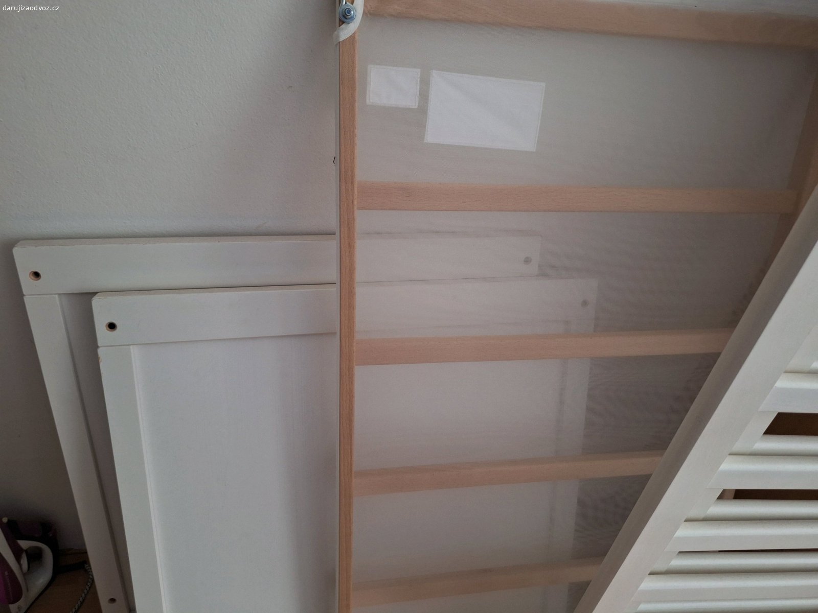Dětská postýlka s příslušenstvím. Dětská postýlka s příslušenstvím =postýlka,matrace,povlečení, prostěradlo, peřina a polštář =bohuzel nemuzu najit šrouby ? DARUJI ZA ODVOZ