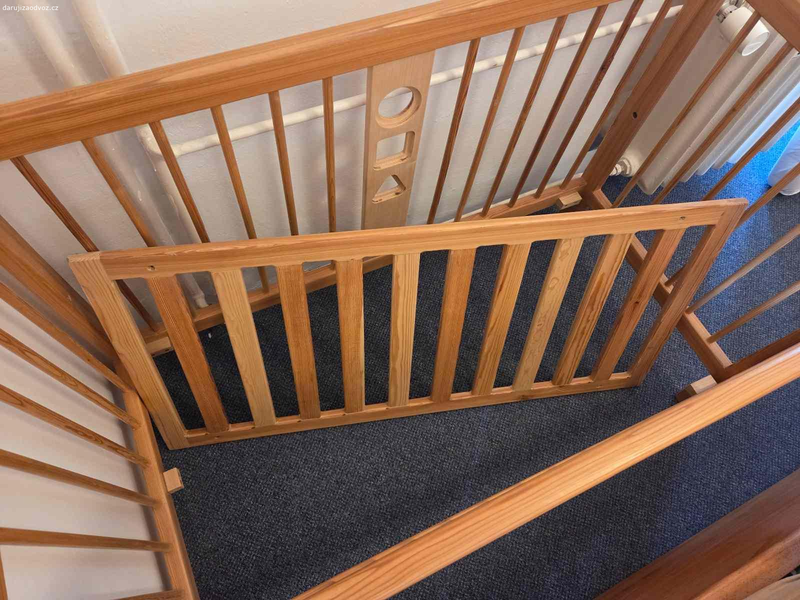 Dětská postýlka - vyměním za kávu. Vyměním za kvalitní zrnkovou kávu. 

Kvalitní dětská postýlka z masivu. Vyrobena přímo od truhláře.
Je pevná, takže nevrže ani když v ní dítě dovádí.

Rozměry jsou cca 126x65cm a výška 84cm. Rám nejde rozložit, jde pouze vyndat rošt - viz foto.

Osobní odběr Praha 4 Budějovická