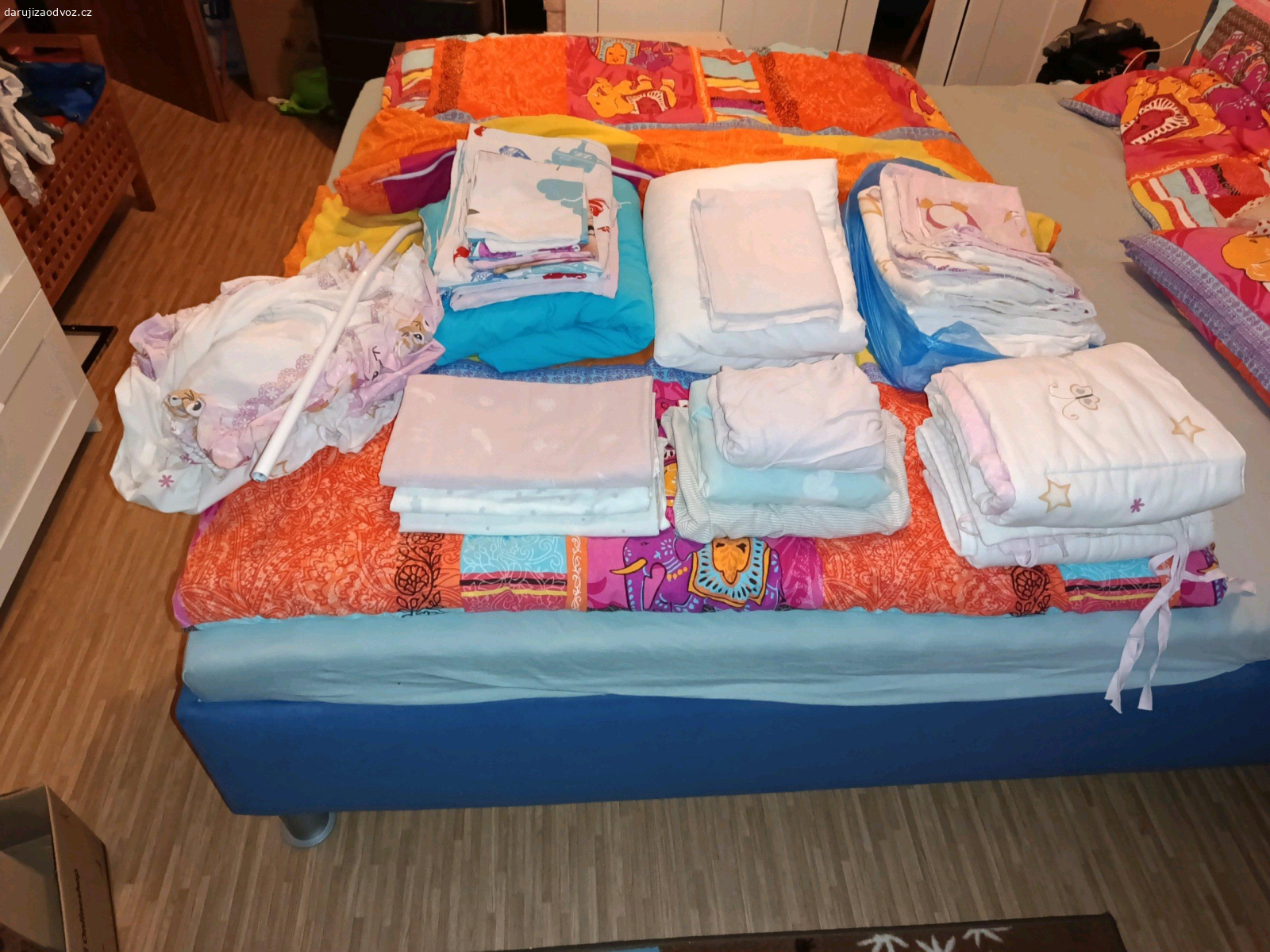 dětská postýlka. daruji dětskou postýlku
postýlka je po 3 dětech. jediné vady jsou oloupani laku (fotka) 
k postýlce jsou 3 peřinky, 6 povlaků na peřinky, polštářky, nebesa, 3 prostěradla. zavinovačka (v sadě s nebesy) mantinel.
jen SMS prosím.