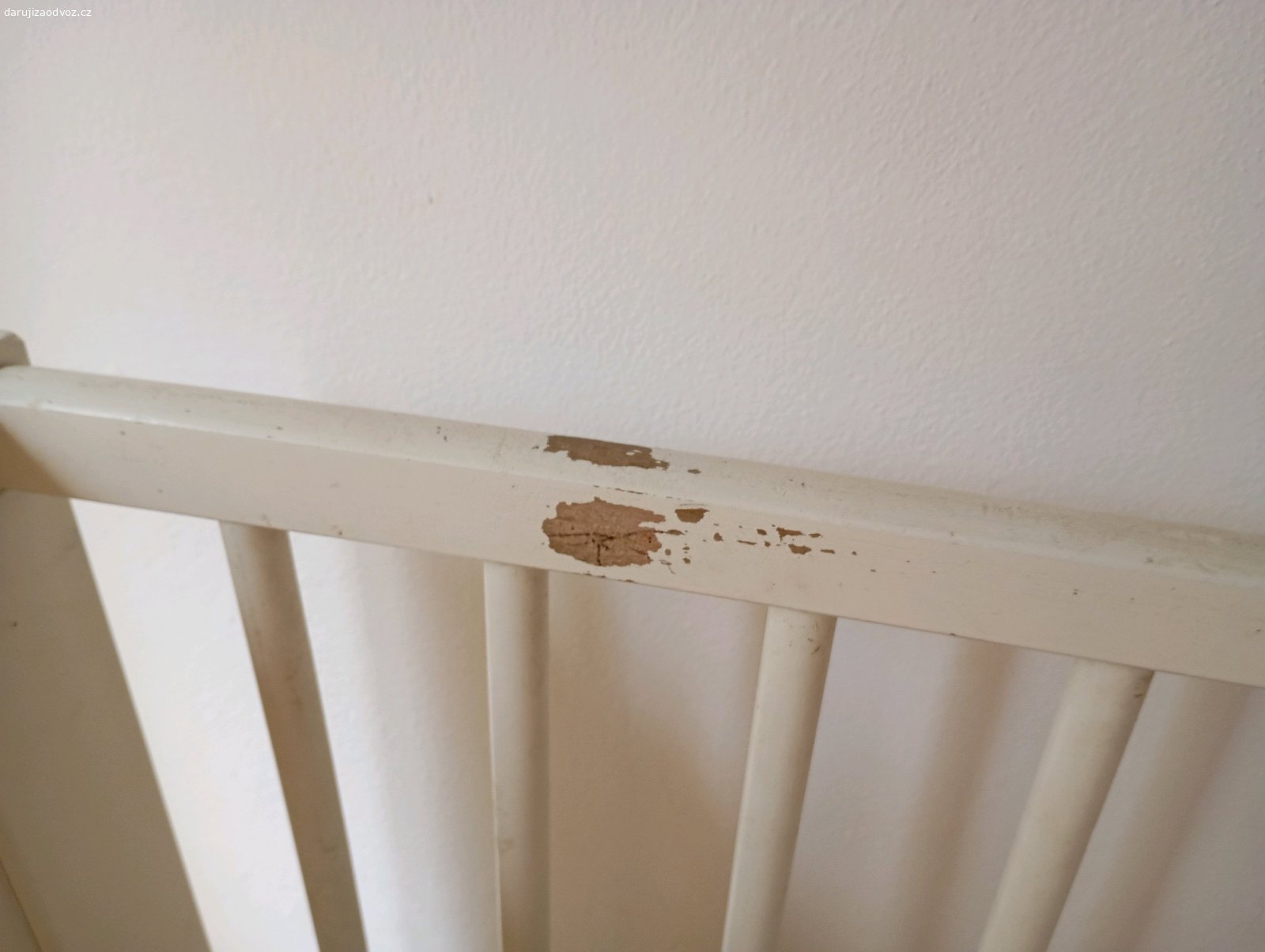 Dětská postýlka. Daruji dětskou postýlku po dvou dětech, tomu odpovídá i stav.