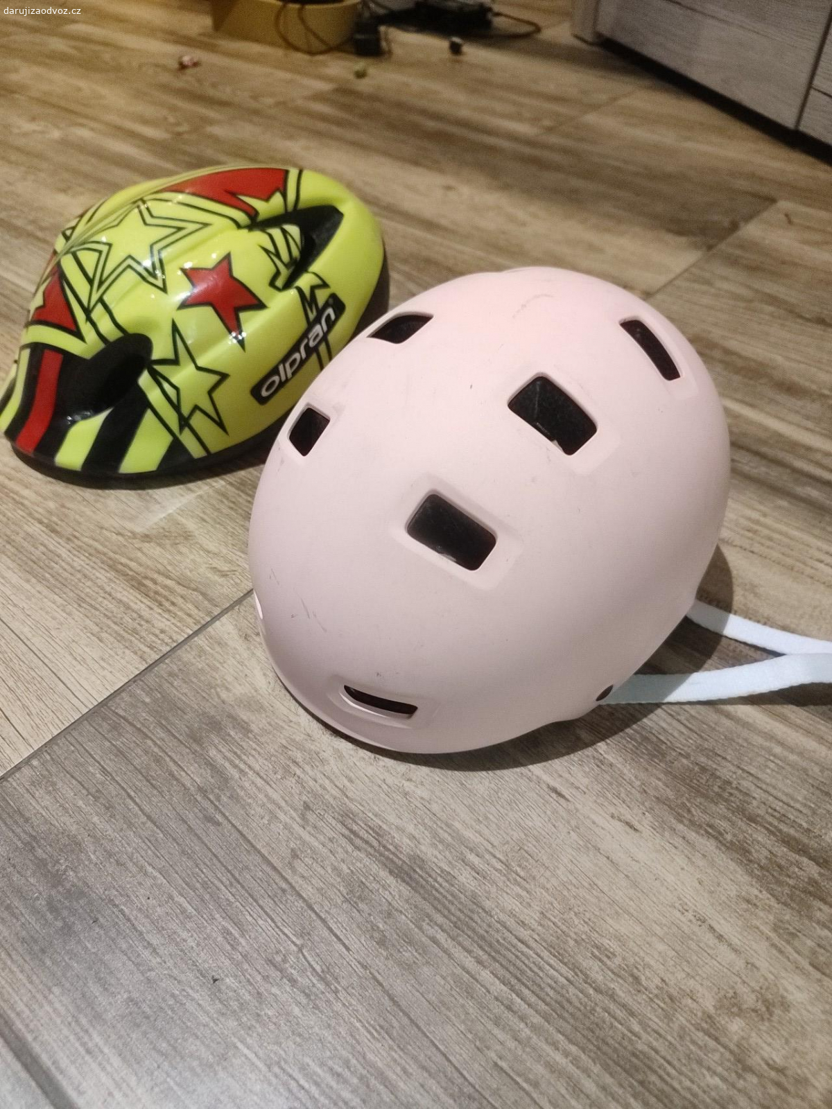 Dětská přilba na kolo 52-55cm. Daruji dětské přilby na kolo. 52-55 cm (cca 5-8 let)