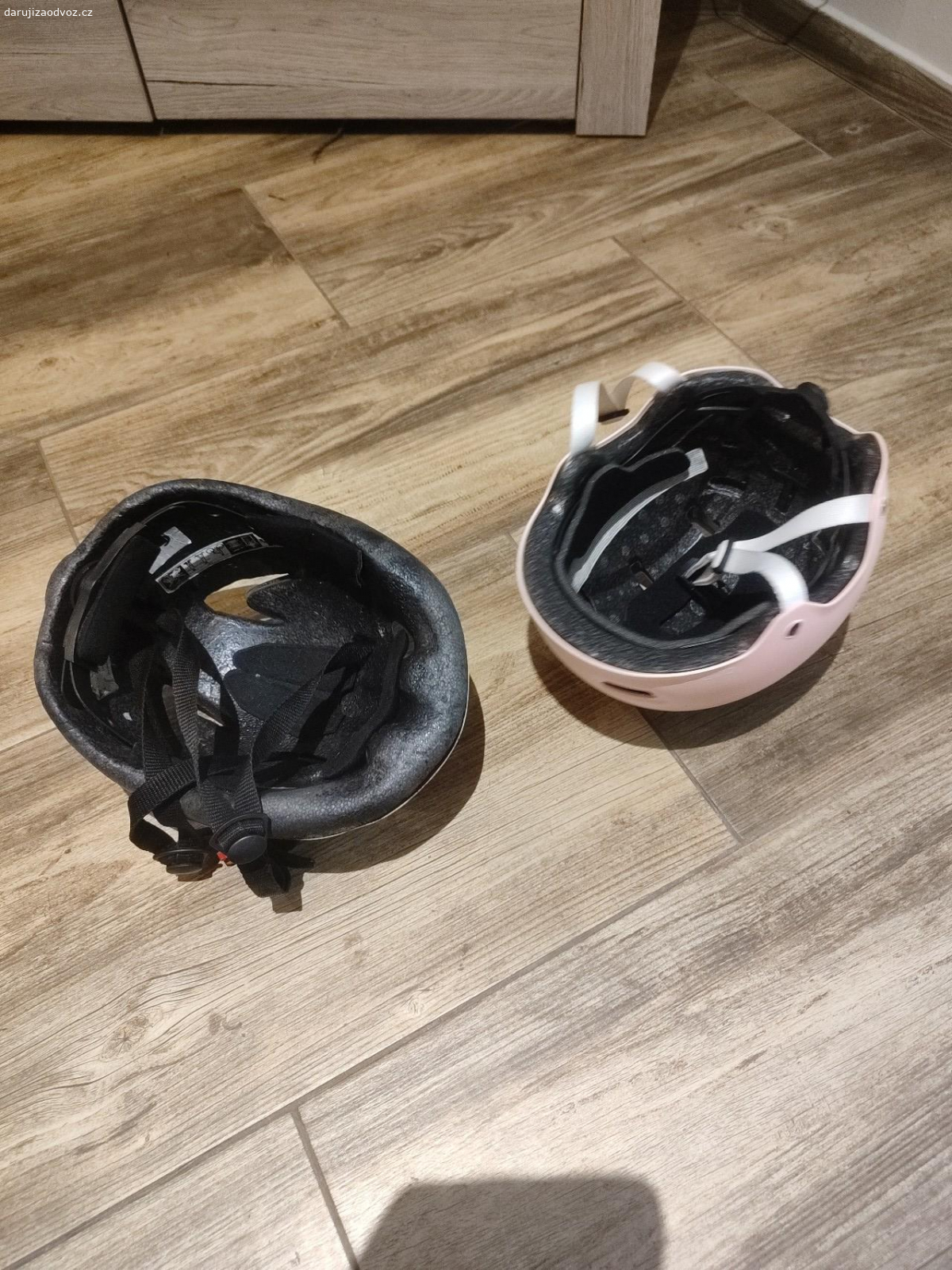 Dětská přilba na kolo 52-55cm. Daruji dětské přilby na kolo. 52-55 cm (cca 5-8 let)