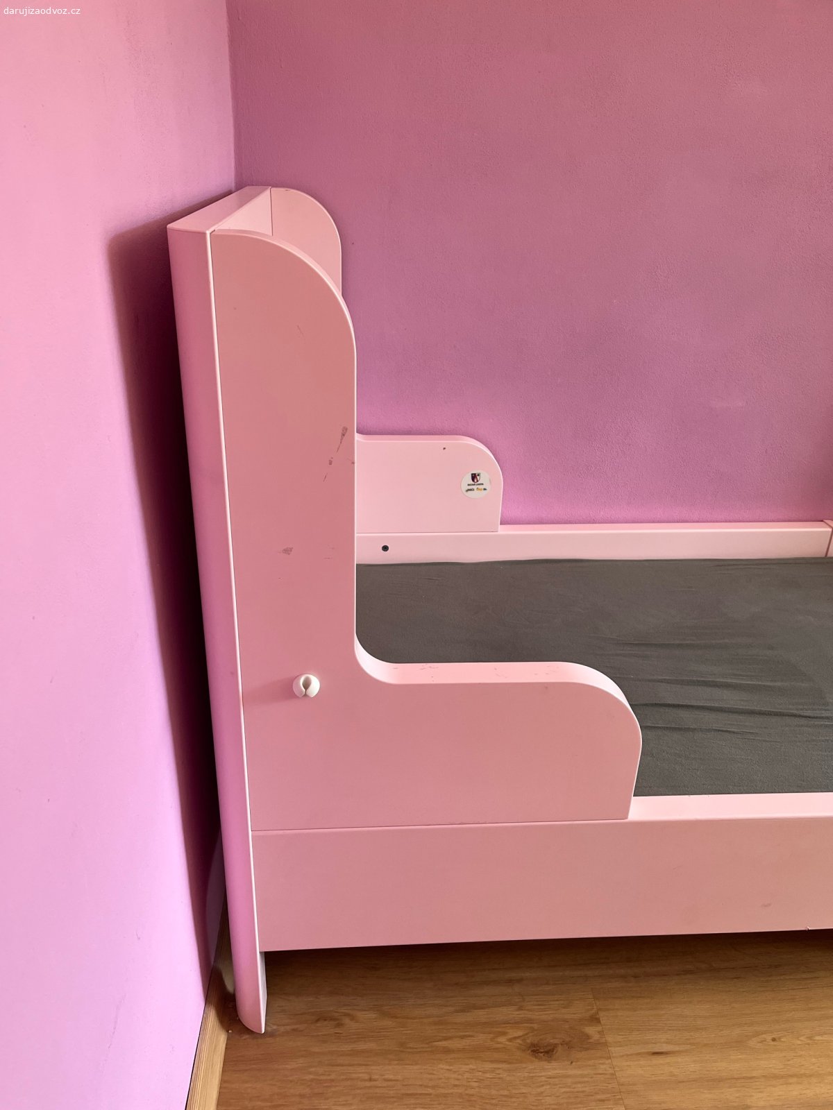 Dětská rostoucí postel- rezervováno. Kupovano v Ikea v r.2019,růžová,rozměr 90x206,matrace 80x200. Výška čela 101cm u hlavy a 61cm u noh. Vč.lamel a matrace. Za odvoz.