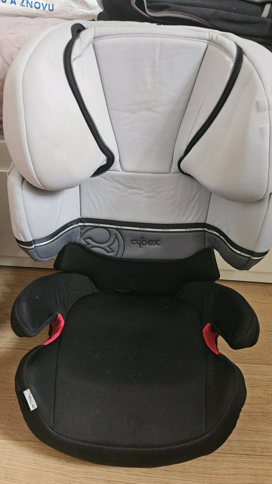 Dětská sedačka 9-36 kg. Daruji 2 sedačky do auta. Obě jsou 9-36 kg, nebourané, bez isofix. Červená je s pultíkem, šedá bez.