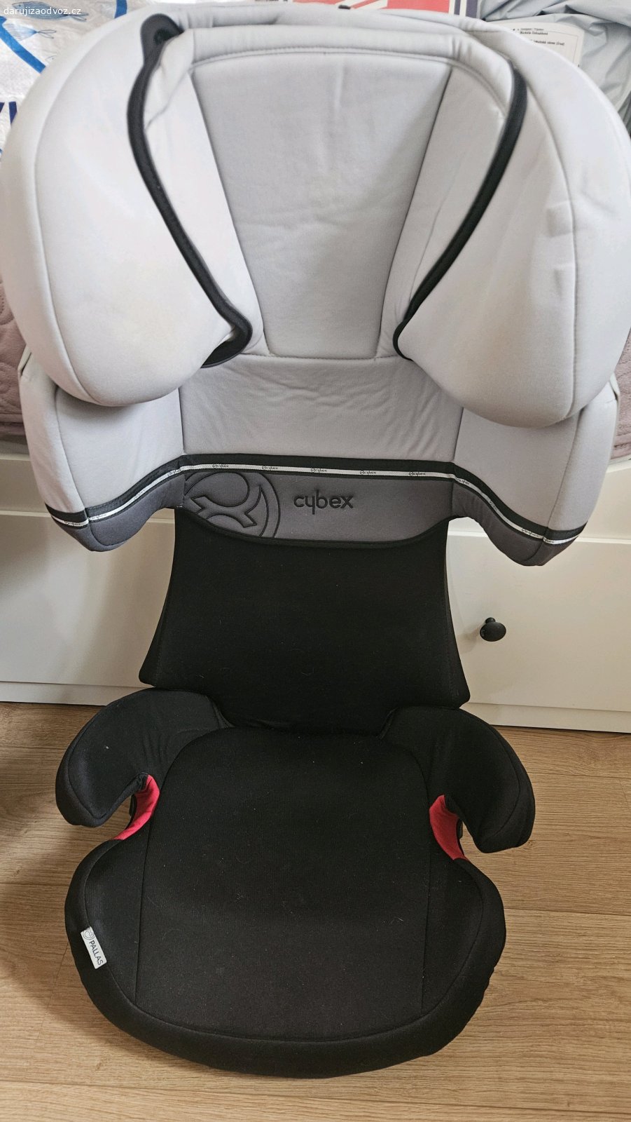 Dětská sedačka 9-36 kg. Daruji 2 sedačky do auta. Obě jsou 9-36 kg, nebourané, bez isofix. Červená je s pultíkem, šedá bez.