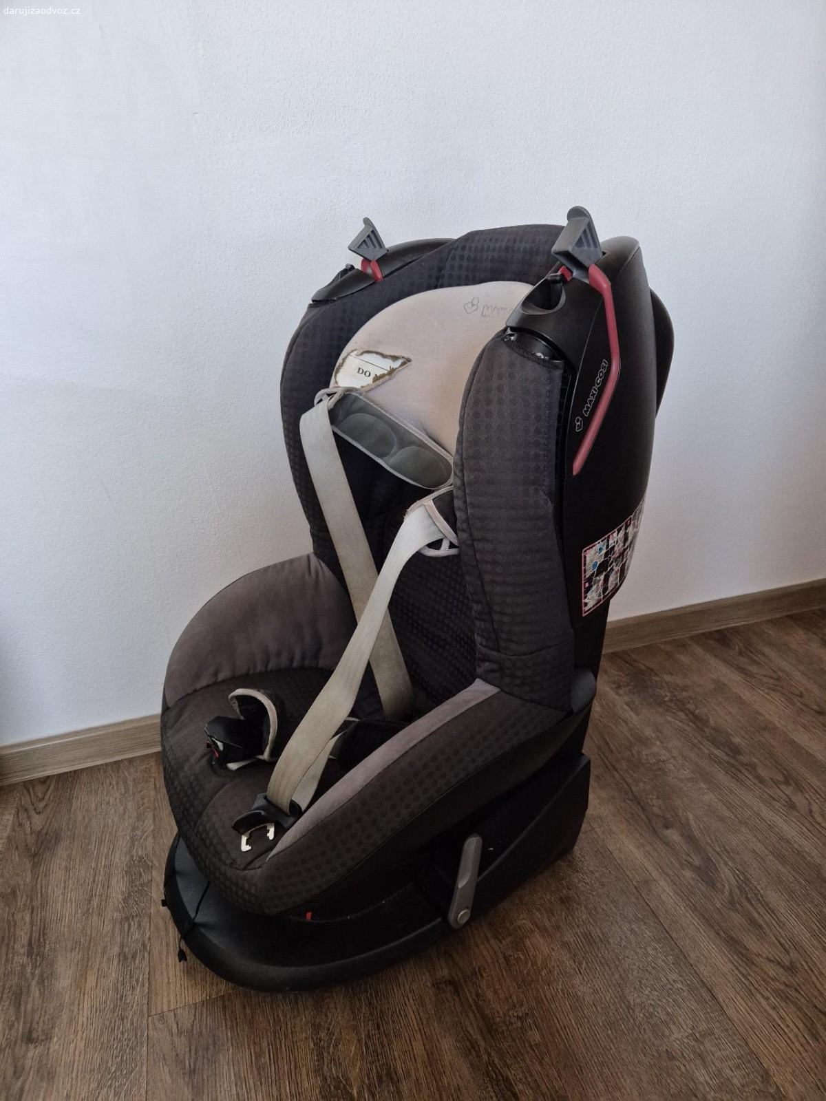 Dětská sedačka Maxi-cosi. Dětská sedačka do auta Maxi-cosi. Zcela funkční, nebouraná, jen opotřebovaná po dětech. U jlavy roztržená látka viz. foto.
Za odvoz nebo sladkost pro děti