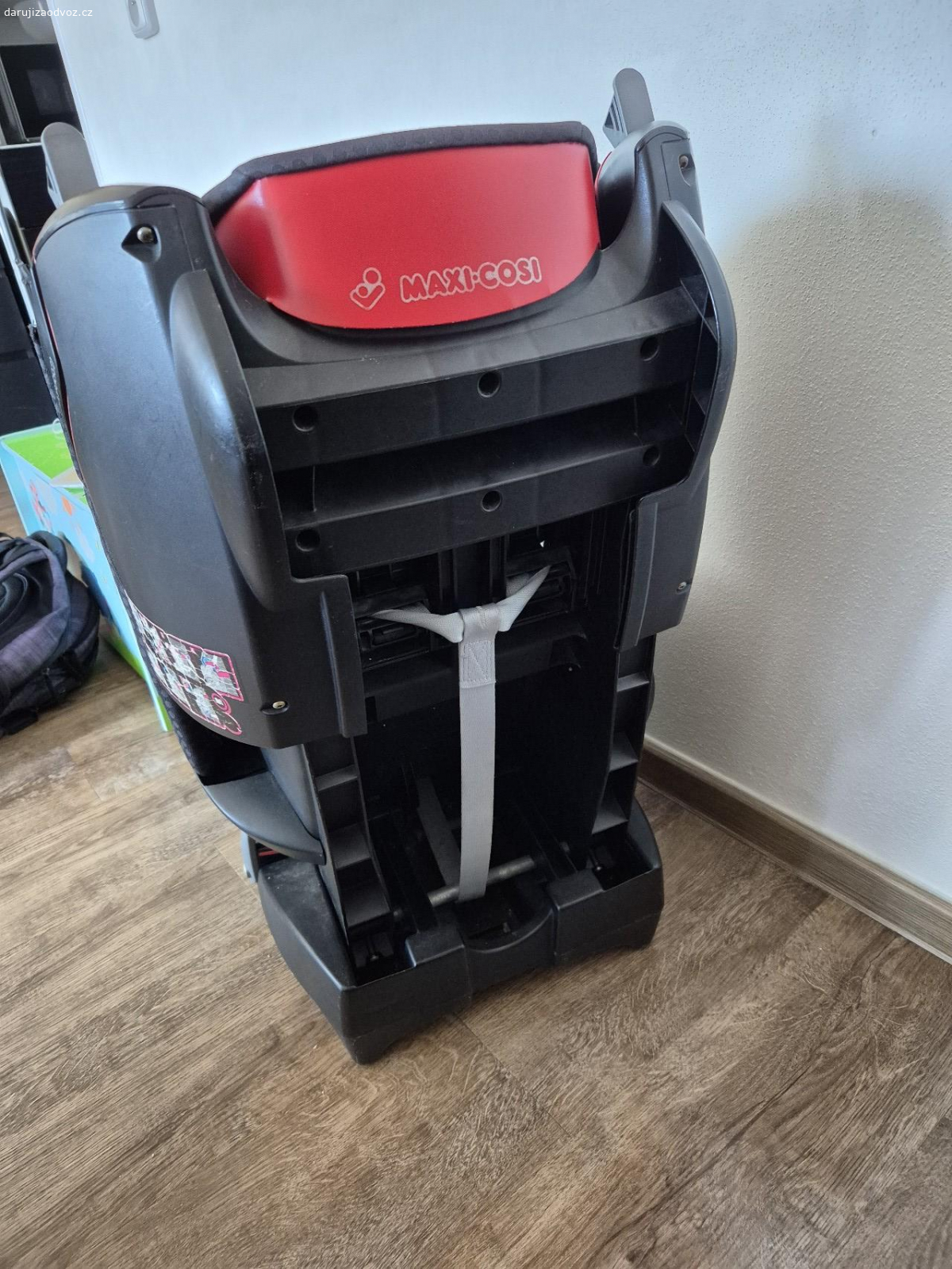 Dětská sedačka Maxi-cosi. Dětská sedačka do auta Maxi-cosi. Zcela funkční, nebouraná, jen opotřebovaná po dětech. U jlavy roztržená látka viz. foto.
Za odvoz nebo sladkost pro děti