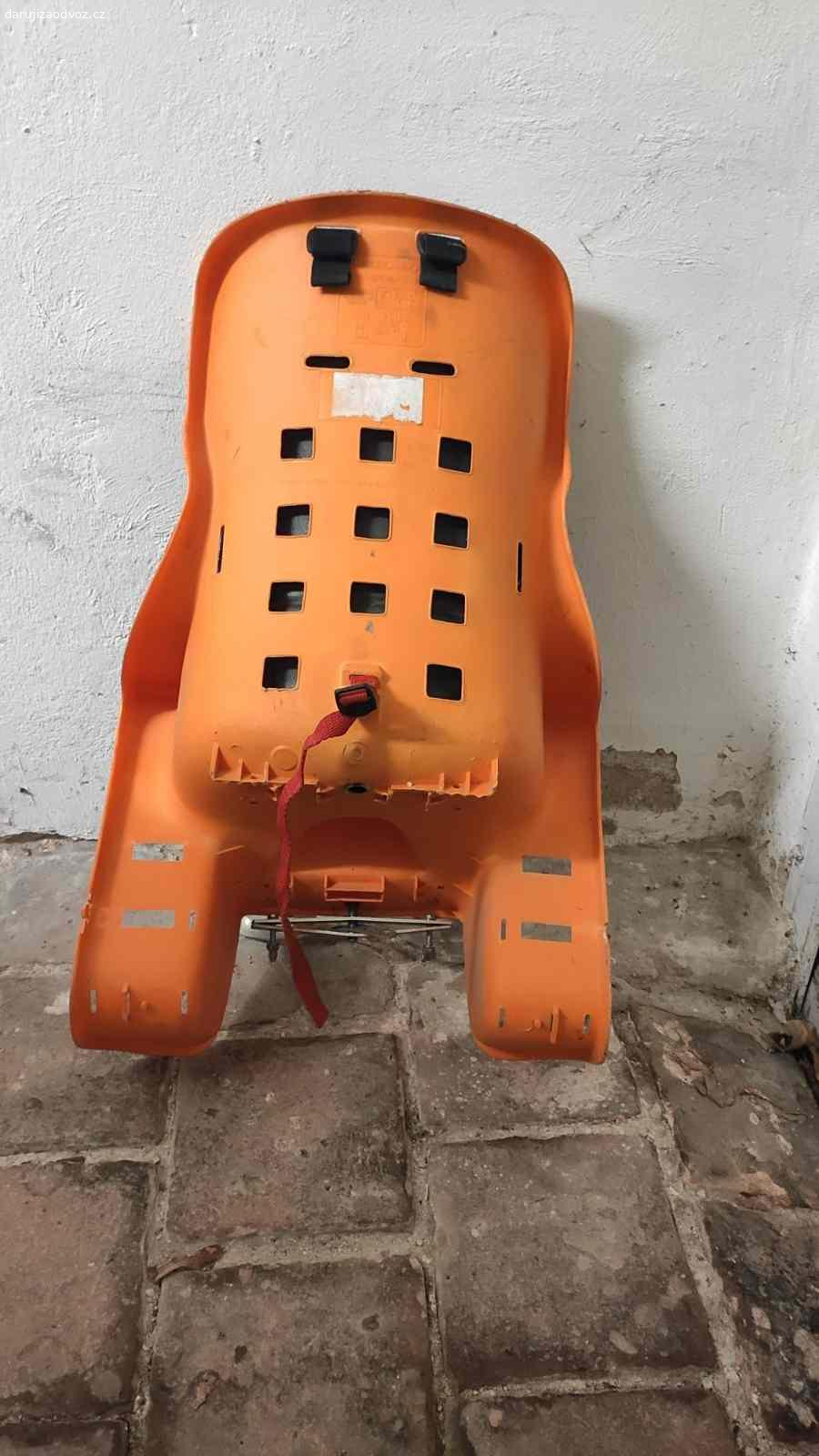 Dětská sedačka na kolo. Daruji za odvoz dětskou sedačku na kolo, použitá ale plně funkční, k přidělání na kolo je potřeba nosič.