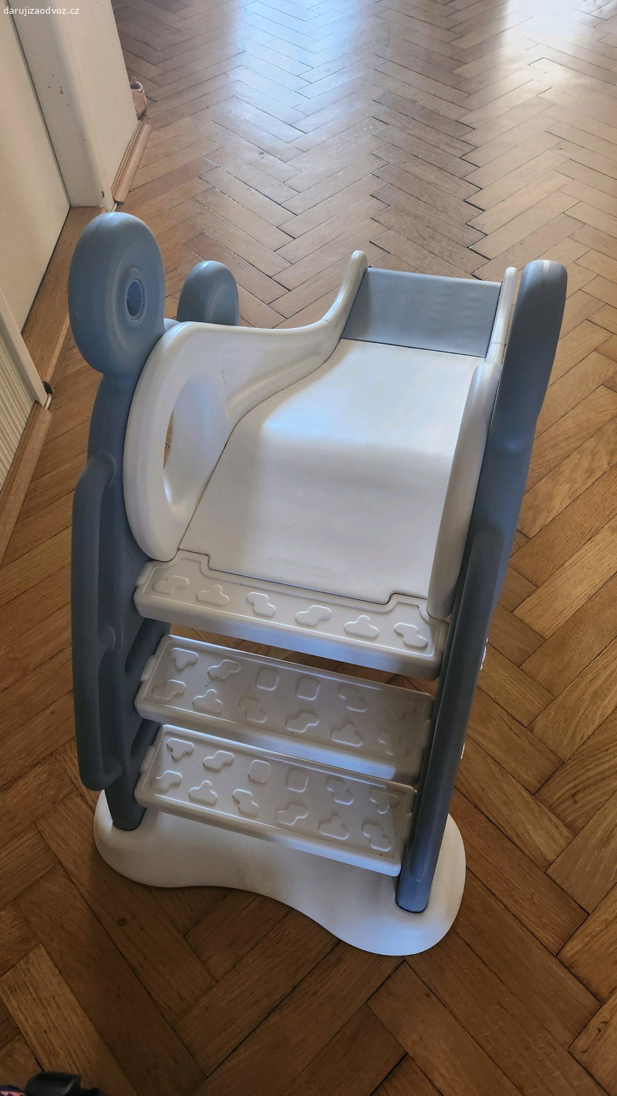 dětská skluzavka. použitá, ale funkční. dá se složit. vhodná pro nejmenší (je nízká), doma i na zahradu. chybí některé šroubky, ale asi se dá opravit. :)