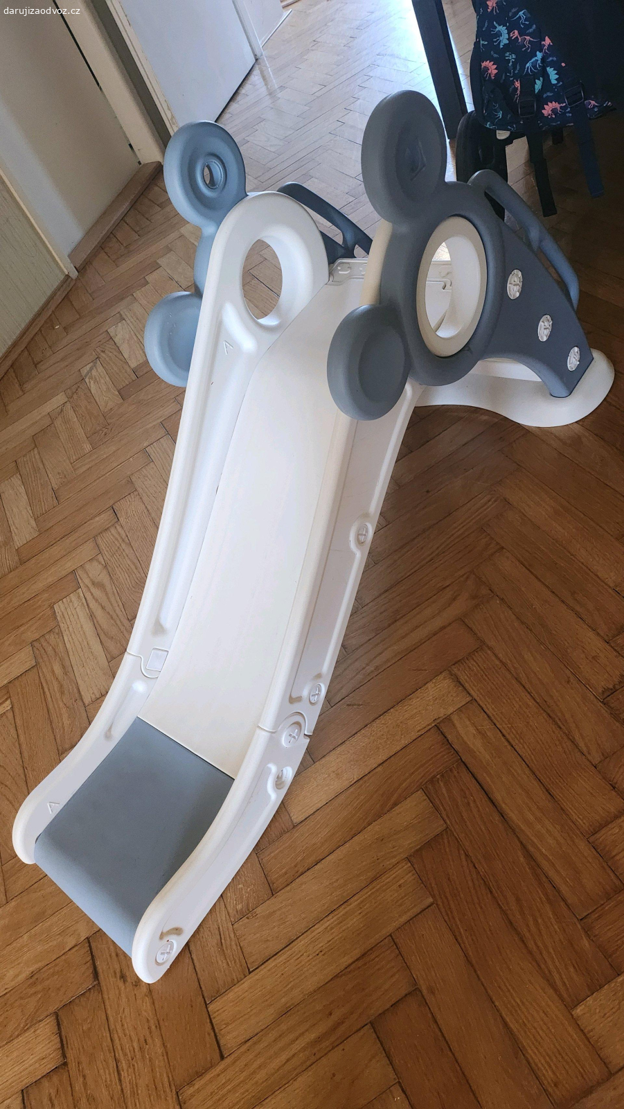 dětská skluzavka. použitá, ale funkční. dá se složit. vhodná pro nejmenší (je nízká), doma i na zahradu. chybí některé šroubky, ale asi se dá opravit. :)