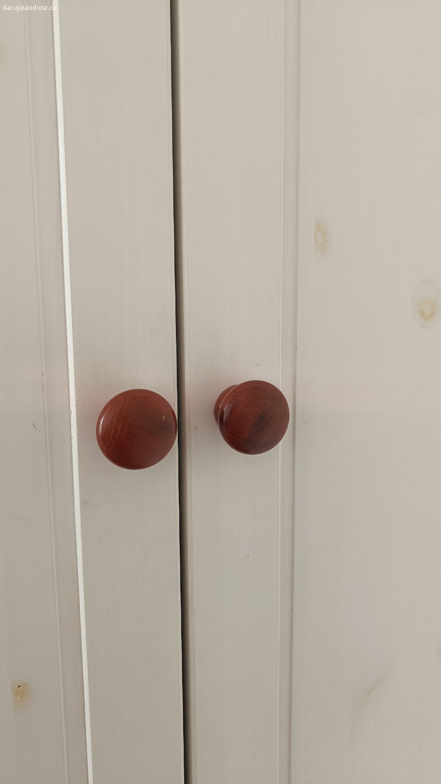 Dětská skříň dřevěná bílá Ikea se zásuvkami. Daruji za odvoz, Praha Kobylisy. Pouze pokud ji zvládnete sami odnést (případně rozmontovat) a naložit. Děkuji.

Stav: po dvou dětech. Na spodním šuplíku je prasklina. Má oděrky. Plně funkční.

SMÅSTAD / PLATSA
Šatní skříň, bílá se 3 zásuvkami, šatní tyč a políčka. Rozměr 60x57x181 cm