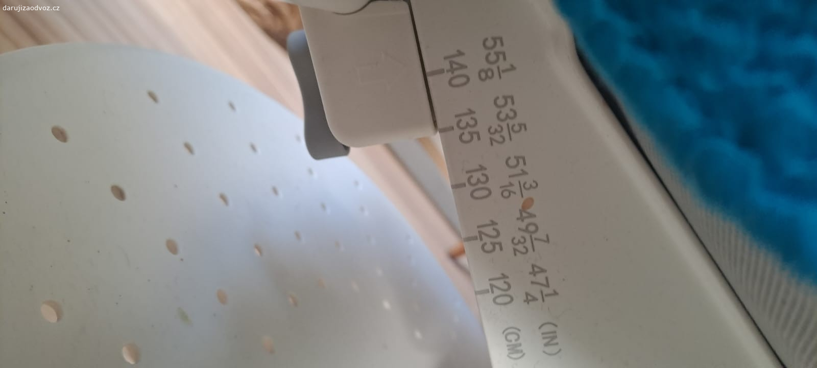 Dětská židle Ikea. Dětská židle Ikea, používaná, ale plně  (dítě ji již přerostlo). Známky opotřebení - fleky, oděrky viz foto. Snímatelné potahy jsou vyprané, vyprat nejde zadní část, kde jsou též fleky. Pouze vlastní odnos (blízko metra Vysočanská)