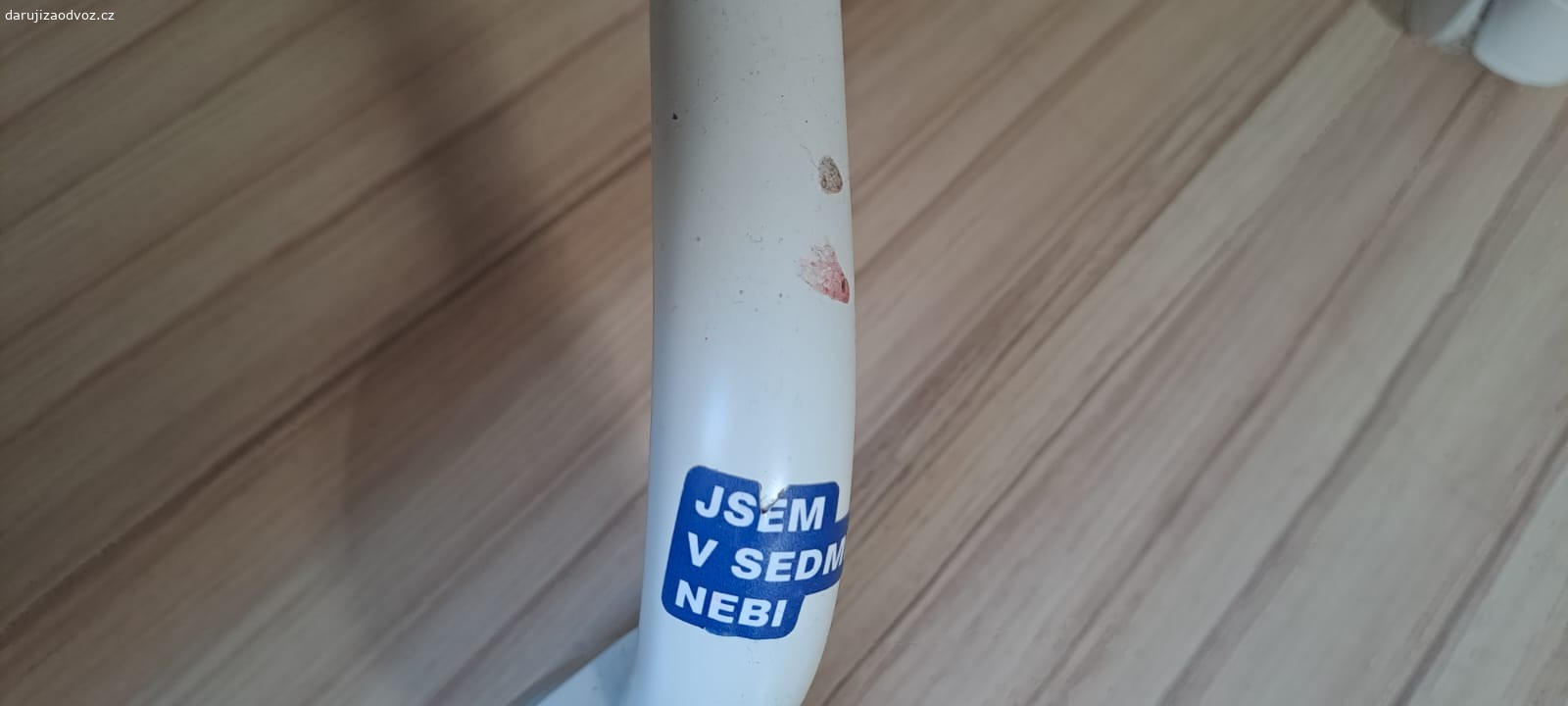 Dětská židle Ikea. Dětská židle Ikea, používaná, ale plně  (dítě ji již přerostlo). Známky opotřebení - fleky, oděrky viz foto. Snímatelné potahy jsou vyprané, vyprat nejde zadní část, kde jsou též fleky. Pouze vlastní odnos (blízko metra Vysočanská)