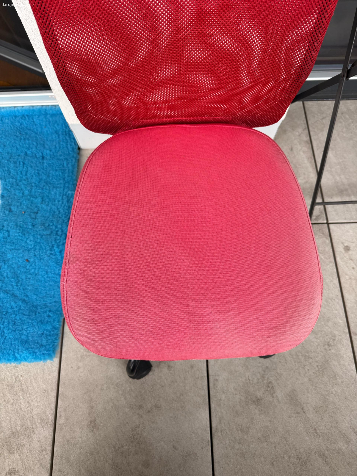 detska zidle k pc. darujeme mensi židli k pc ke stolku nastavitelná, sedeli jsme na ni primarne my ale mame nove tak nejakemu diteti do pokojiku