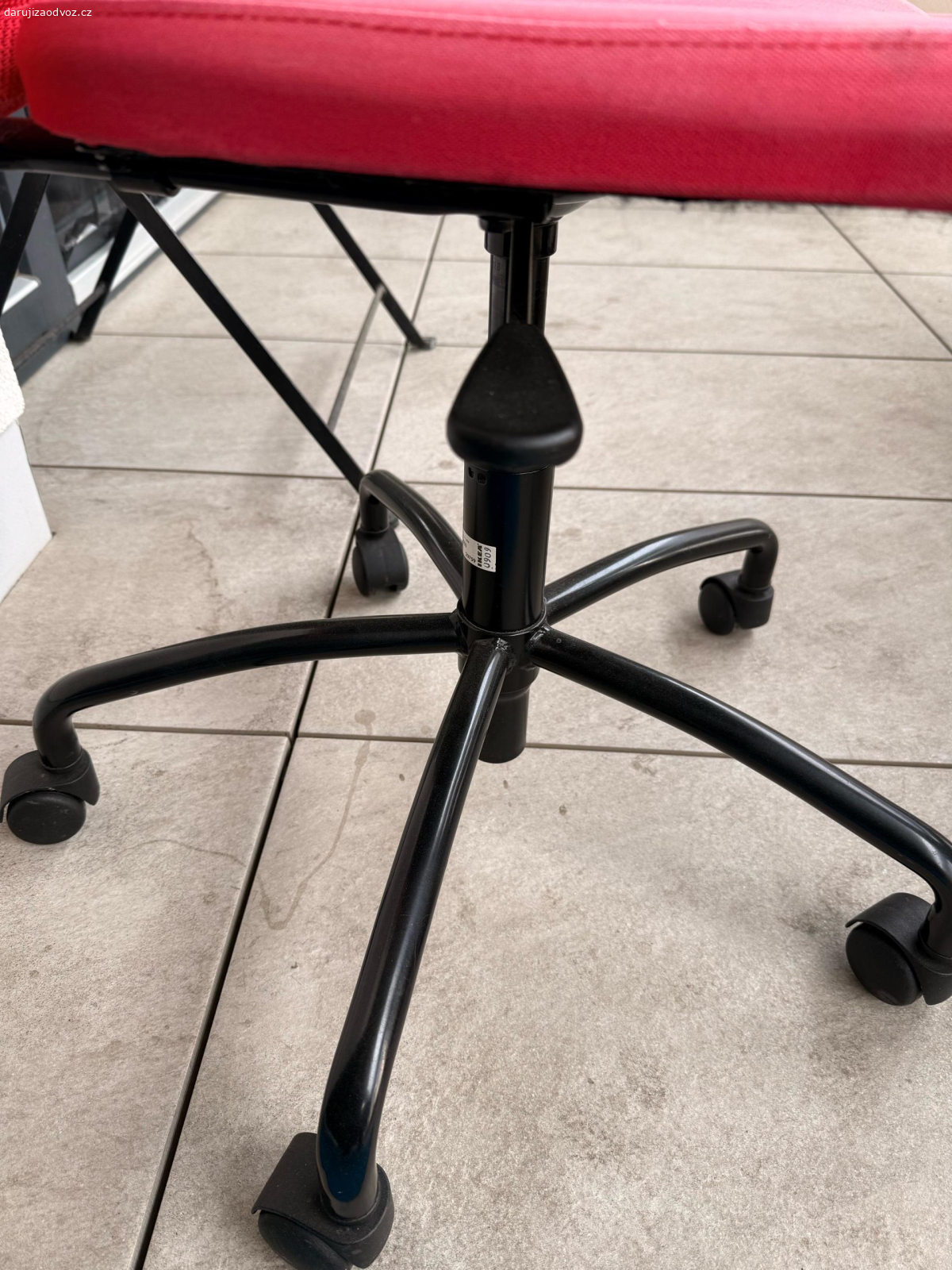 detska zidle k pc. darujeme mensi židli k pc ke stolku nastavitelná, sedeli jsme na ni primarne my ale mame nove tak nejakemu diteti do pokojiku