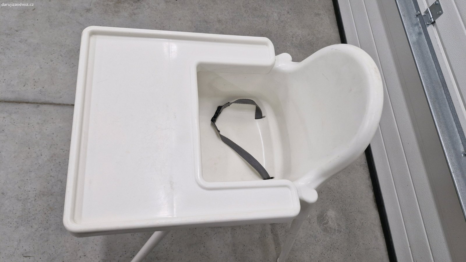 Dětská židlička Ikea. Daruji dětskou židličku Ikea. Kosmetické vady a ulomený jeden zámek na pultíku (nijak neomezuje použitelnost)