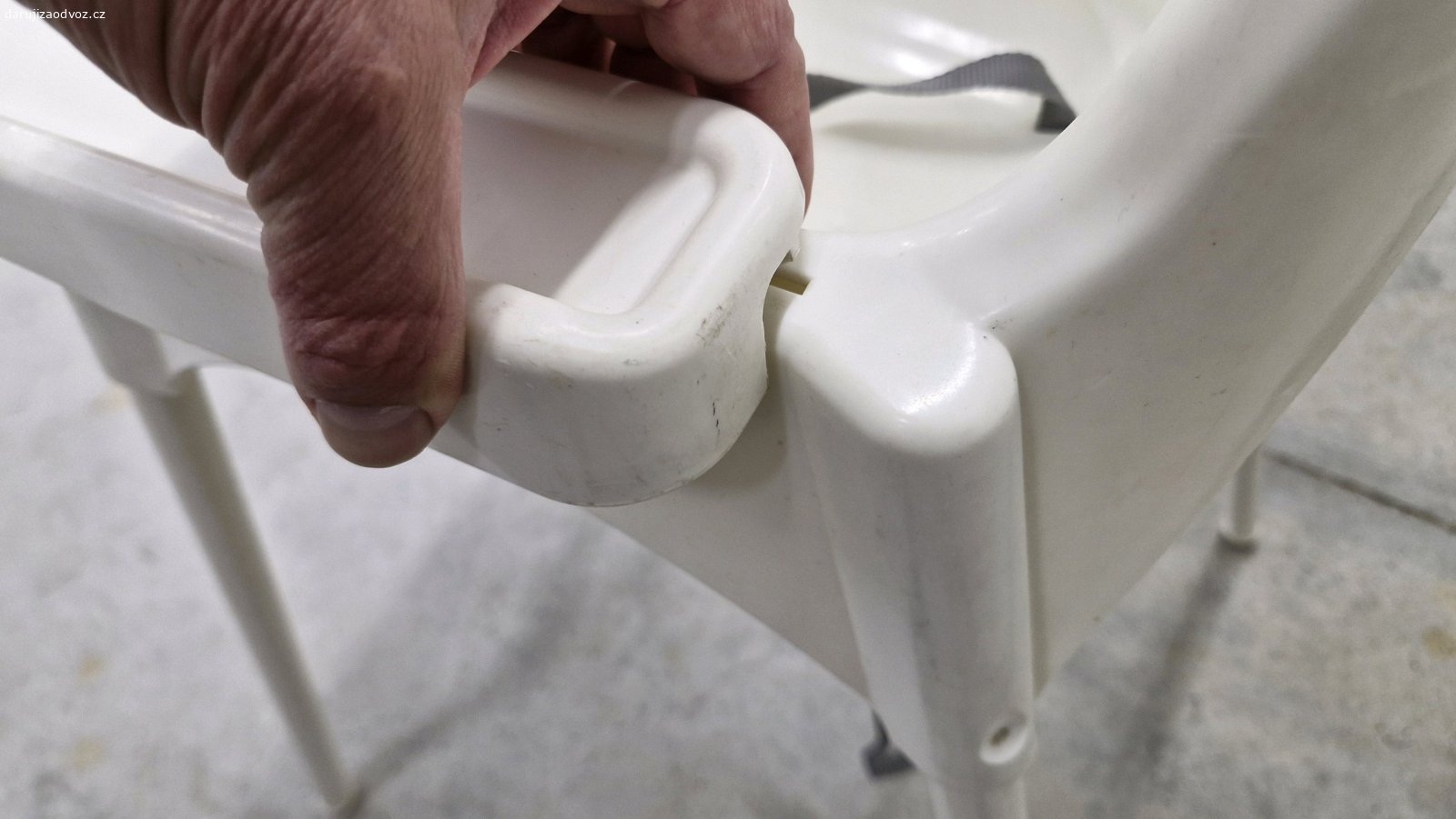 Dětská židlička Ikea. Daruji dětskou židličku Ikea. Kosmetické vady a ulomený jeden zámek na pultíku (nijak neomezuje použitelnost)