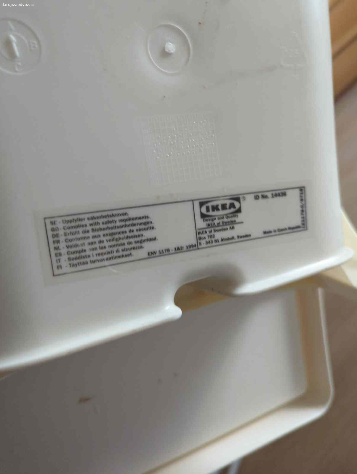 Dětská vysoká židlička Ikea. Židličku lze nasunout na desku stolu nebo ji postavit na nohy. Nohy jsou odnímatelné.