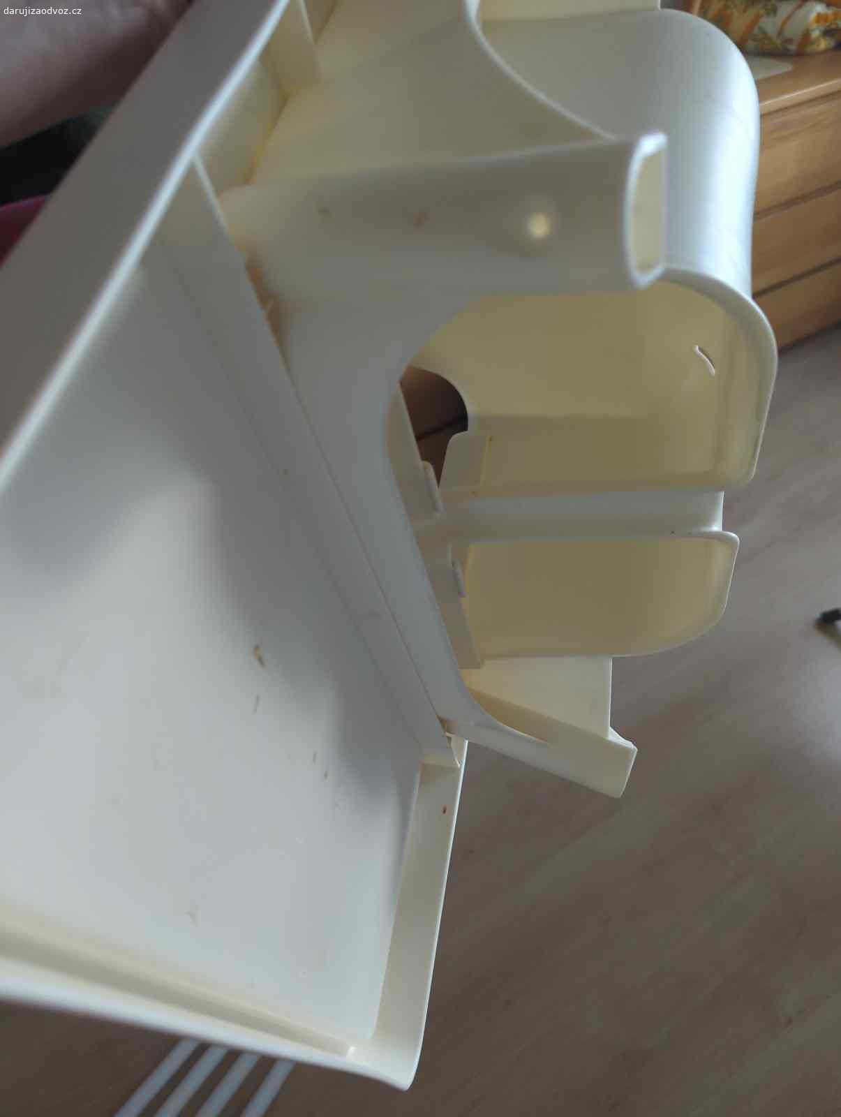 Dětská vysoká židlička Ikea. Židličku lze nasunout na desku stolu nebo ji postavit na nohy. Nohy jsou odnímatelné.