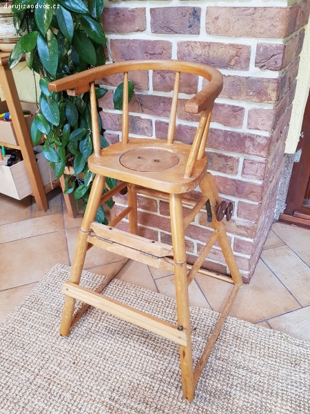 dětská židlička. stará, dřevěná, lehce snížená, upravená