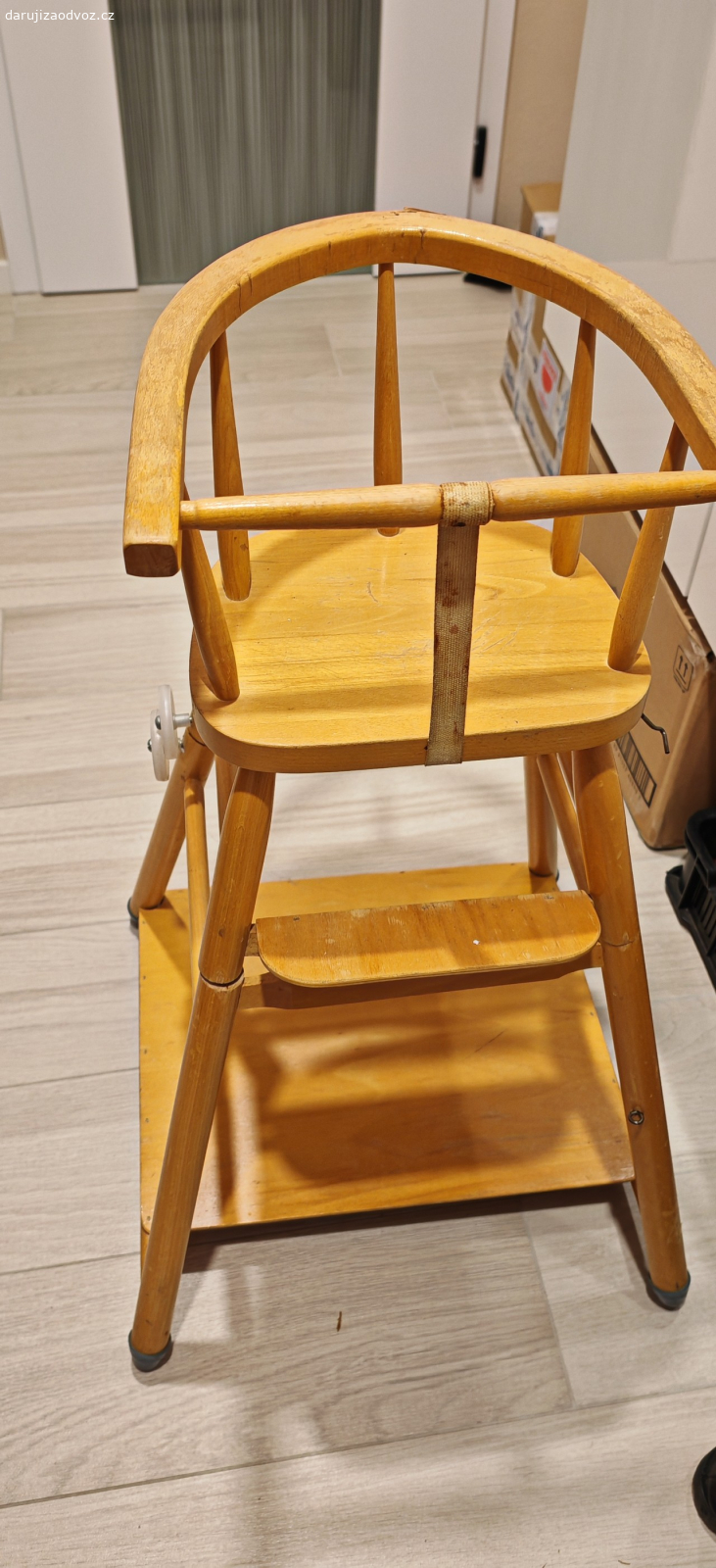 Dětská židlička. Funkční zachovalá dětská židlička ke stolu. Praskla opěrka, nutné zabrousit nebo přelepit