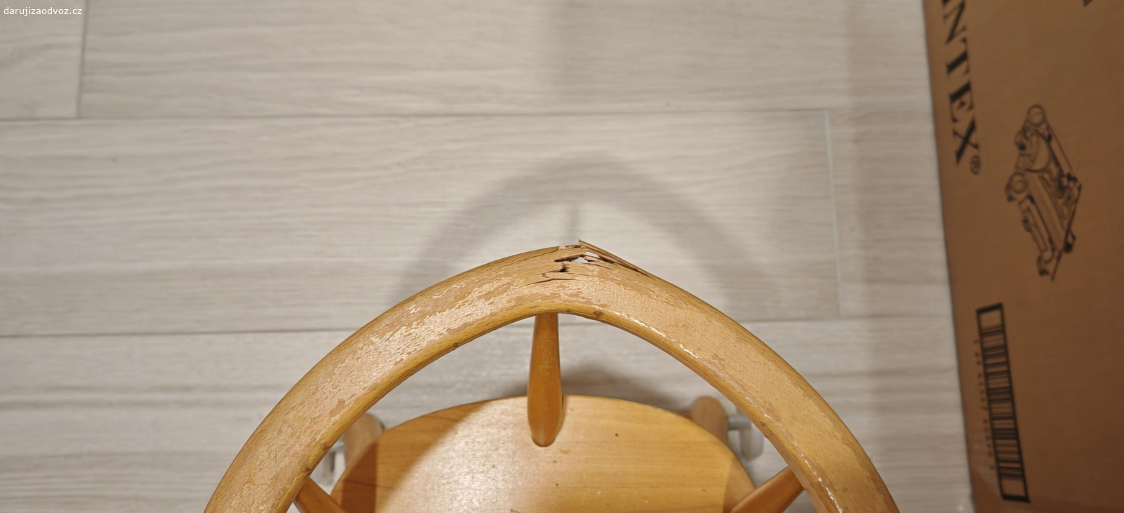 Dětská židlička. Funkční zachovalá dětská židlička ke stolu. Praskla opěrka, nutné zabrousit nebo přelepit