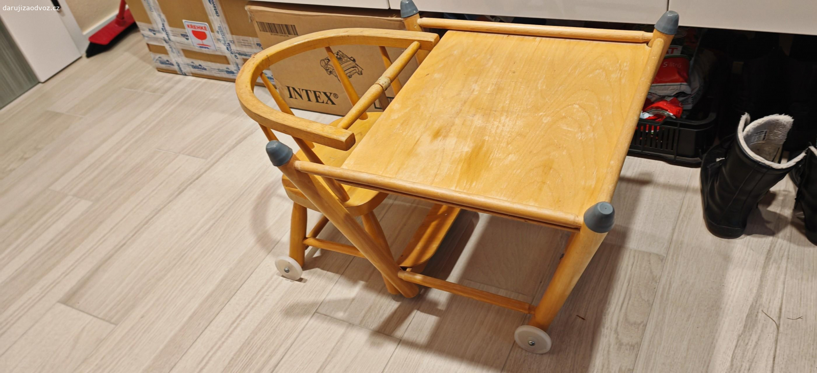 Dětská židlička. Funkční zachovalá dětská židlička ke stolu. Praskla opěrka, nutné zabrousit nebo přelepit