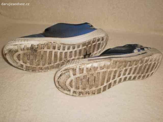 DĚTSKÉ BAČKŮRKY vel. 35. Délka stélky: 21 cm
Jsou hodně nošené, ale nezničené a plně funkční.